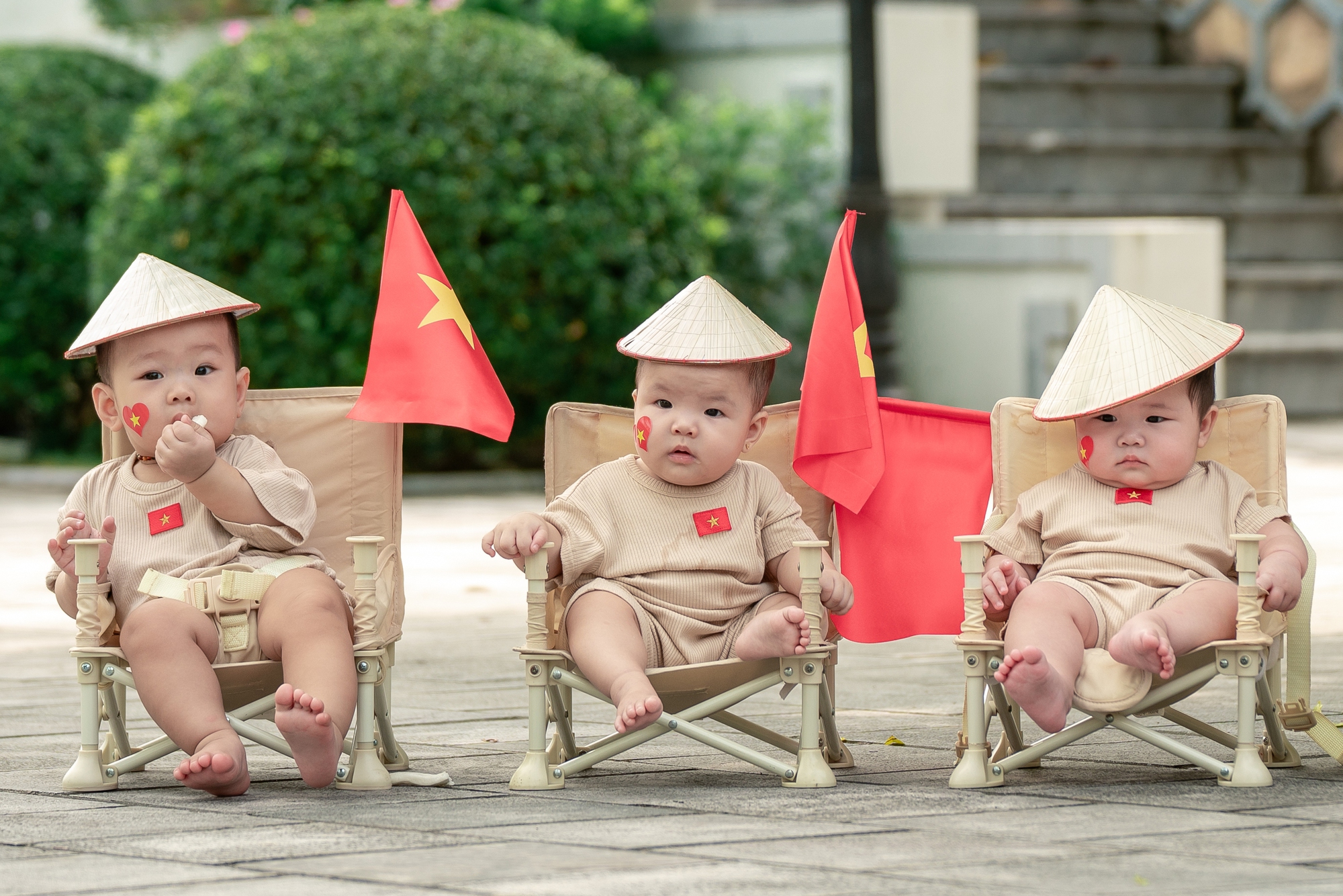 Loạt gia đình bỉm sữa flex tình yêu nước, đưa các "búp măng non" đến từ Tuyên Quang đi chụp bộ ảnh chào đón 2/9- Ảnh 14.