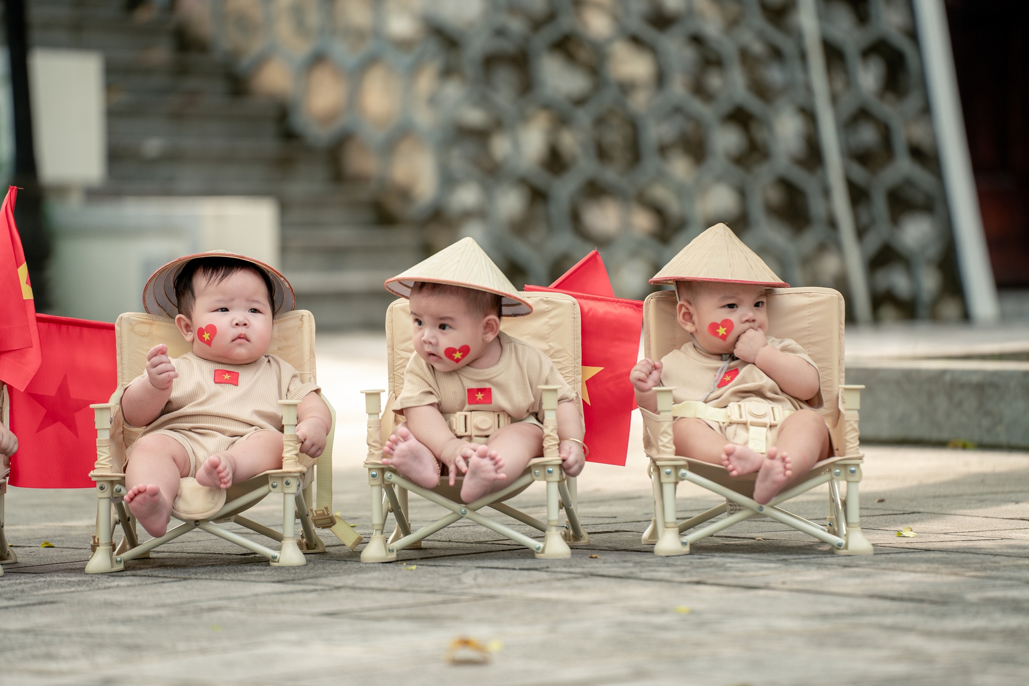 Loạt gia đình bỉm sữa flex tình yêu nước, đưa các "búp măng non" đến từ Tuyên Quang đi chụp bộ ảnh chào đón 2/9- Ảnh 4.