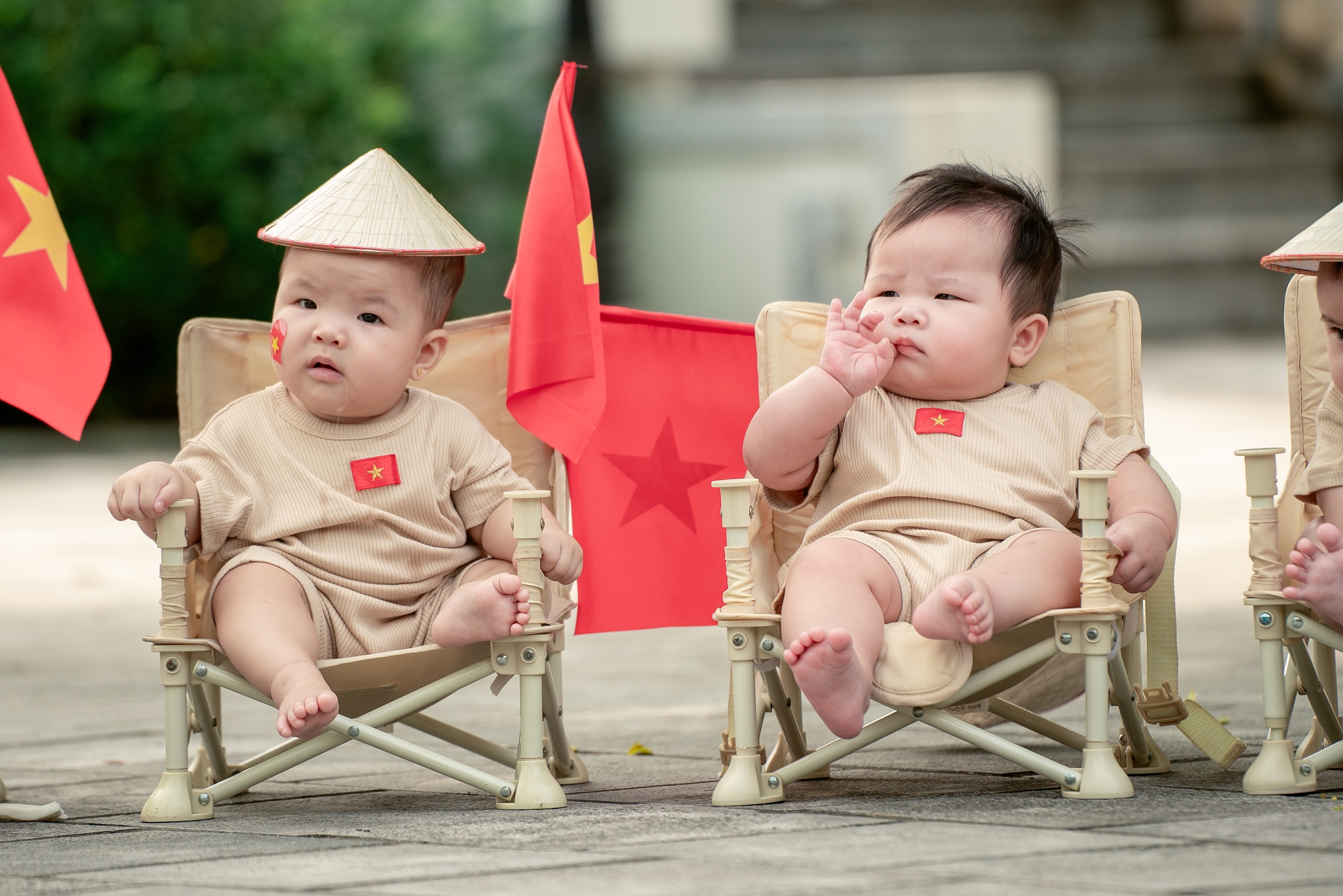 Loạt gia đình bỉm sữa flex tình yêu nước, đưa các "búp măng non" đến từ Tuyên Quang đi chụp bộ ảnh chào đón 2/9- Ảnh 8.