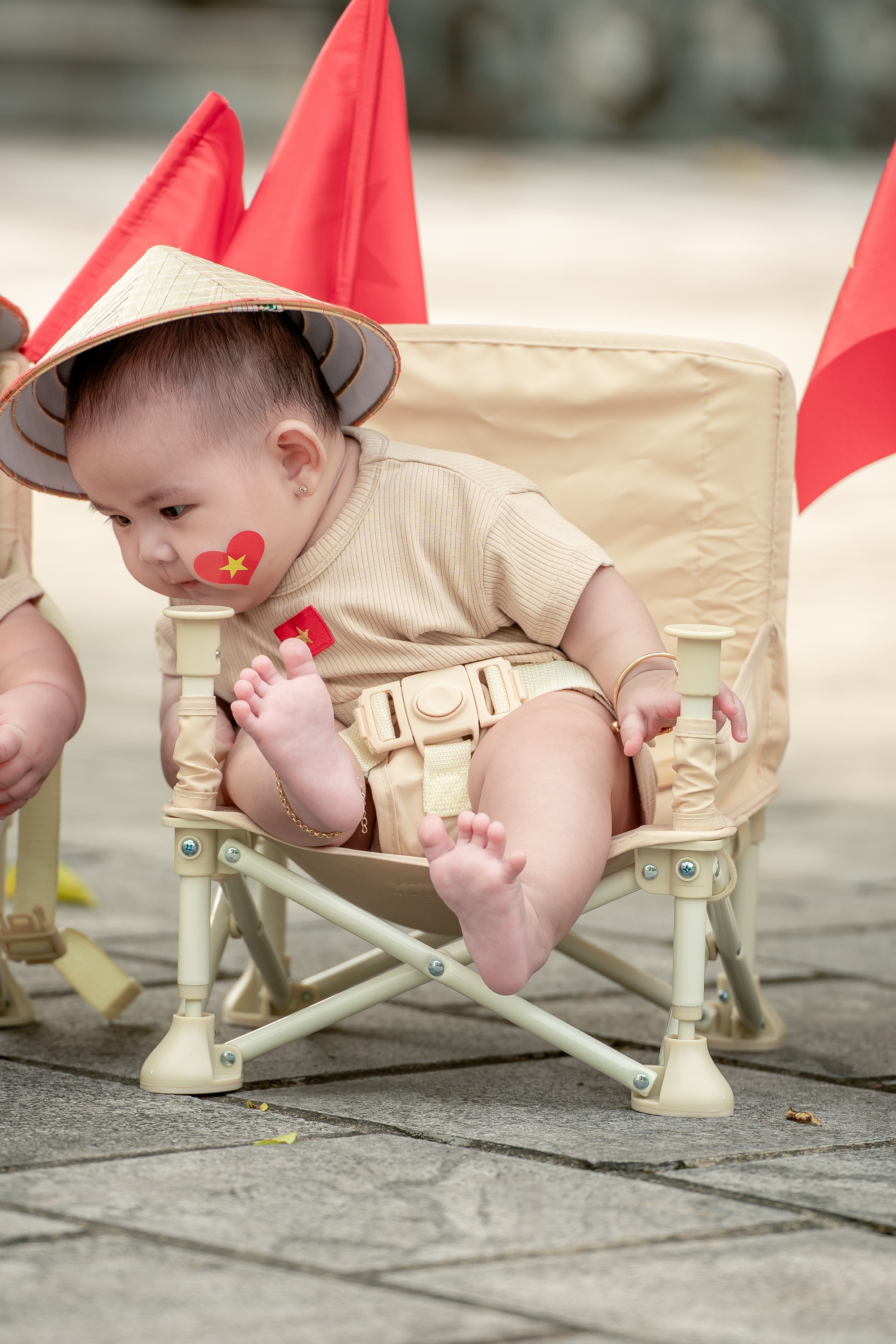 Loạt gia đình bỉm sữa flex tình yêu nước, đưa các "búp măng non" đến từ Tuyên Quang đi chụp bộ ảnh chào đón 2/9- Ảnh 18.