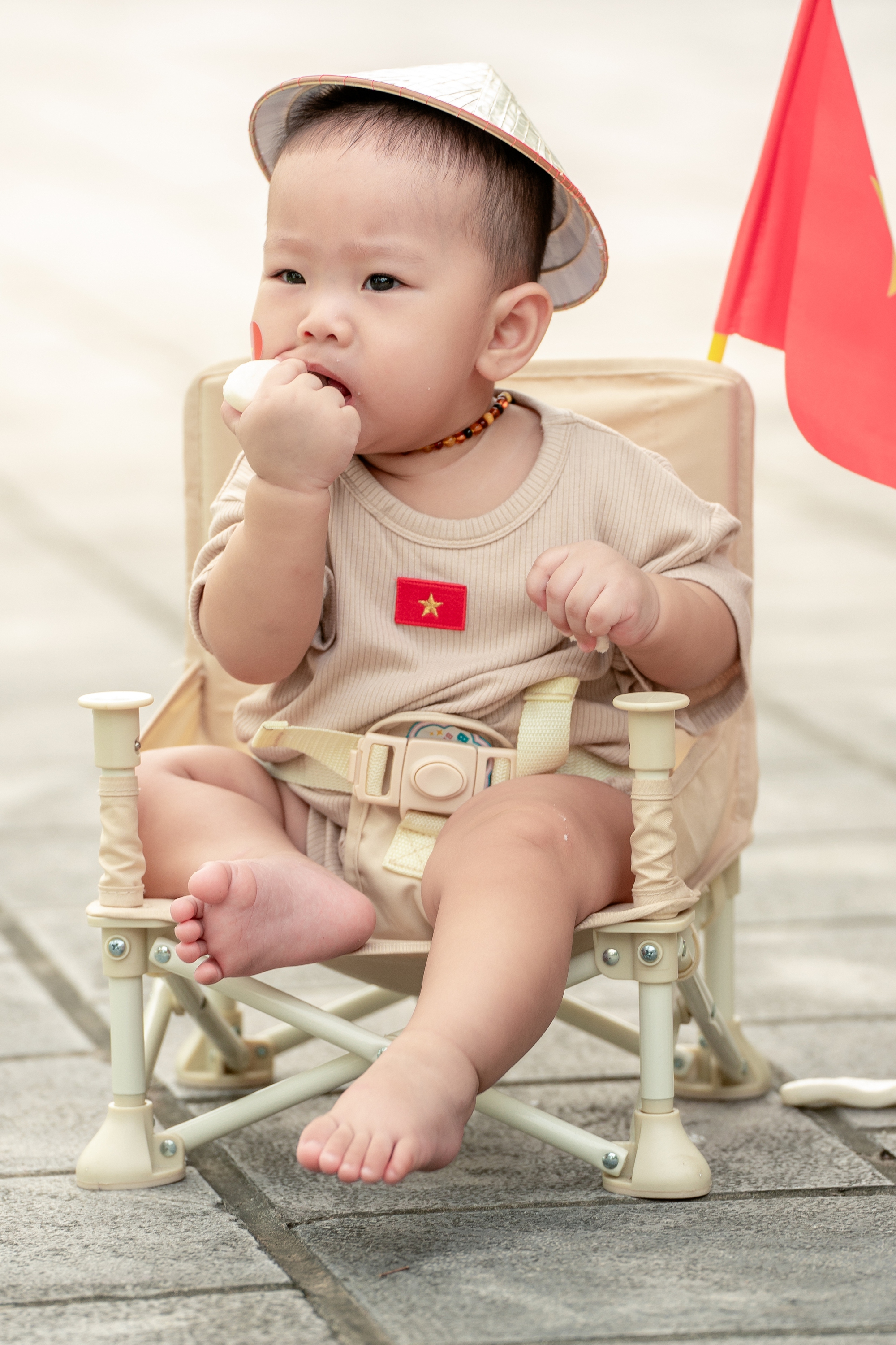 Loạt gia đình bỉm sữa flex tình yêu nước, đưa các "búp măng non" đến từ Tuyên Quang đi chụp bộ ảnh chào đón 2/9- Ảnh 13.