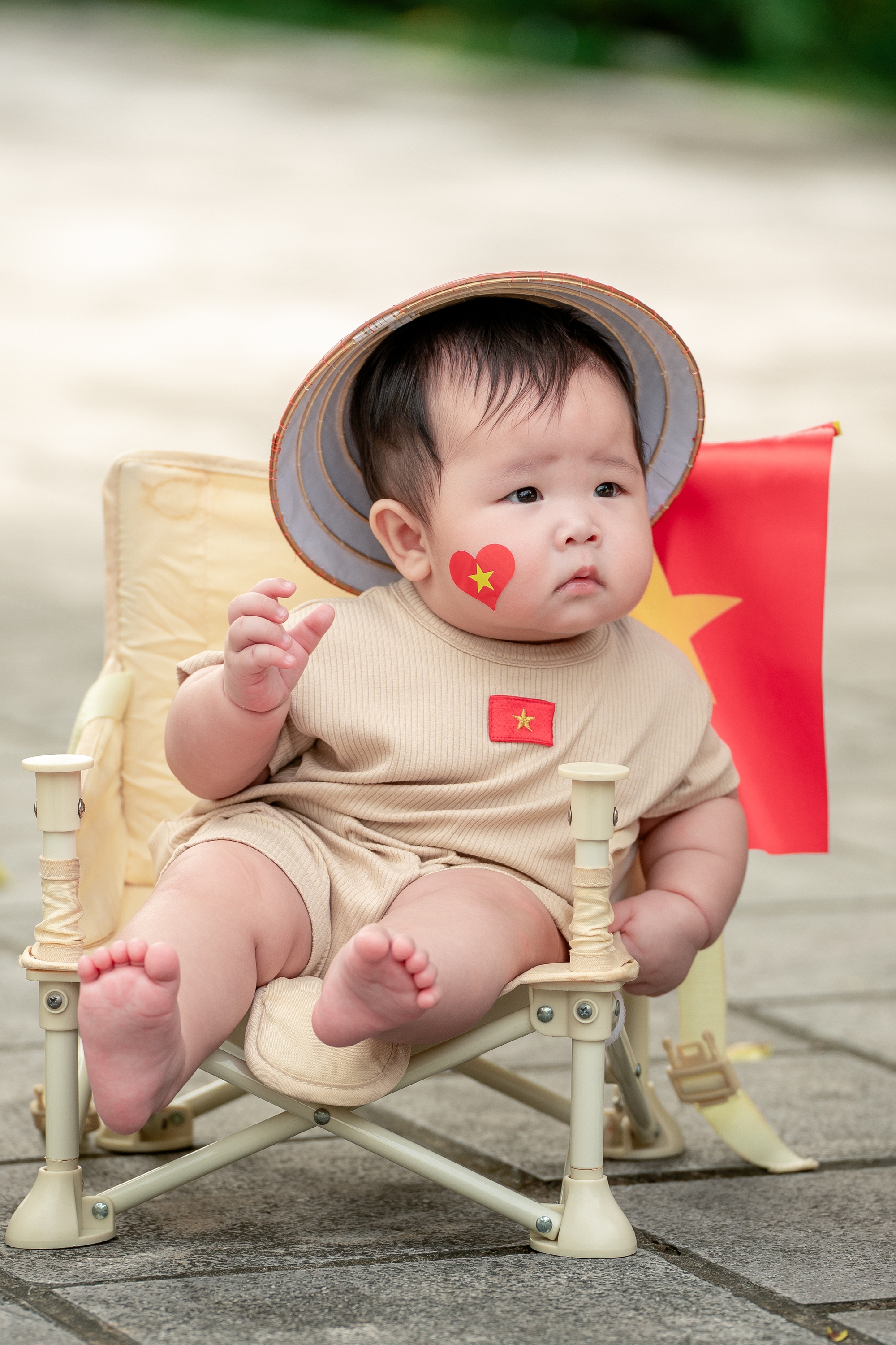 Loạt gia đình bỉm sữa flex tình yêu nước, đưa các "búp măng non" đến từ Tuyên Quang đi chụp bộ ảnh chào đón 2/9- Ảnh 11.