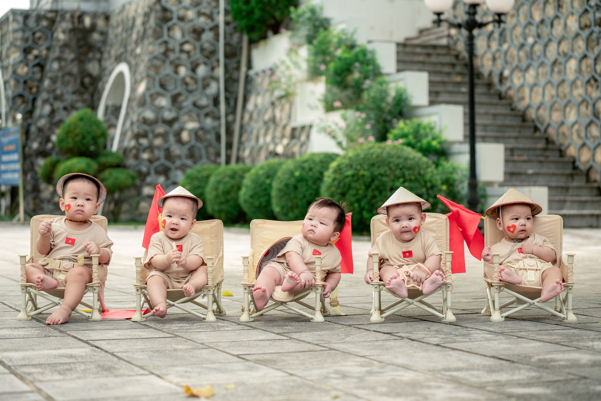 Loạt gia đình bỉm sữa flex tình yêu nước, đưa các "búp măng non" đến từ Tuyên Quang đi chụp bộ ảnh chào đón 2/9- Ảnh 9.