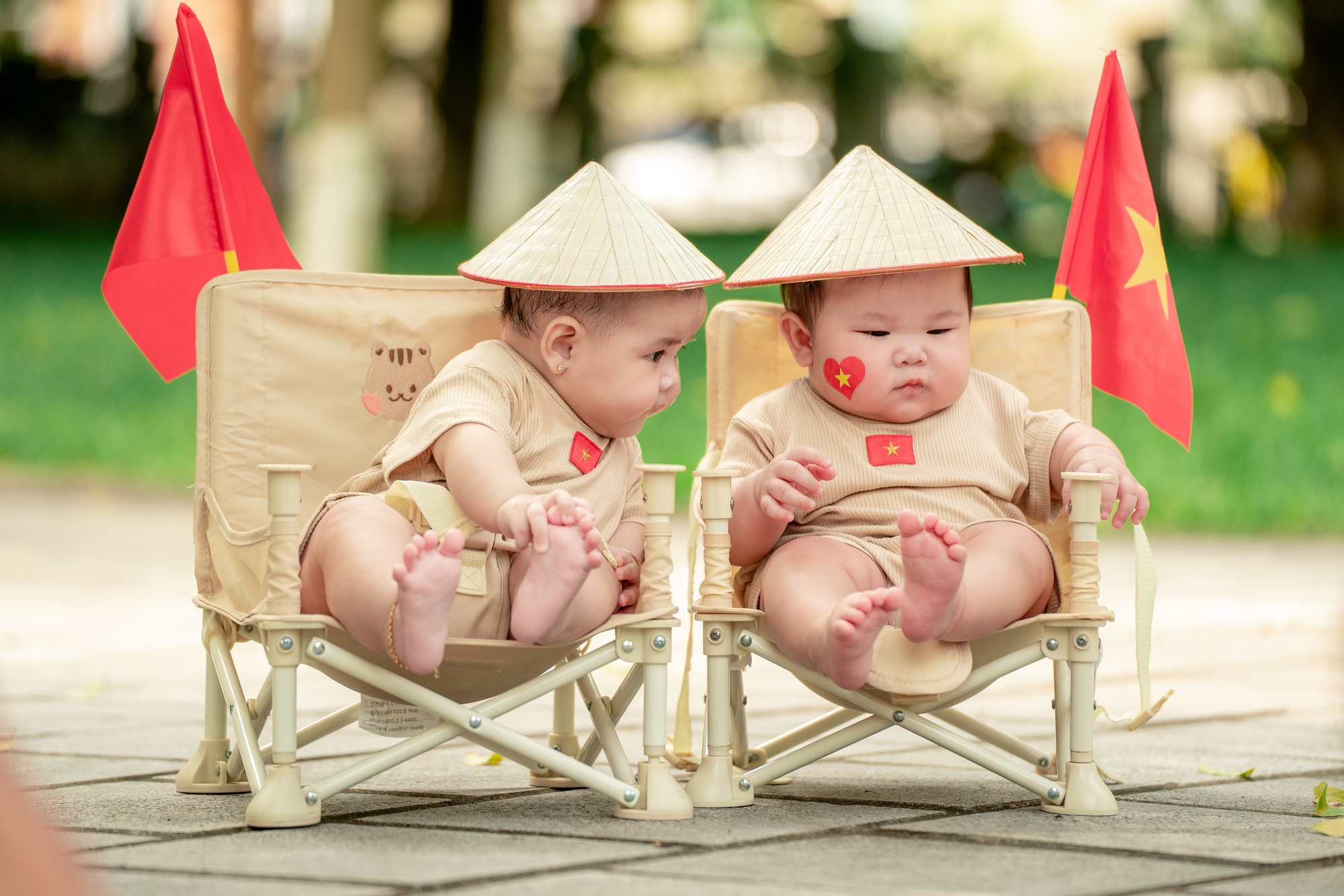Loạt gia đình bỉm sữa flex tình yêu nước, đưa các "búp măng non" đến từ Tuyên Quang đi chụp bộ ảnh chào đón 2/9- Ảnh 5.
