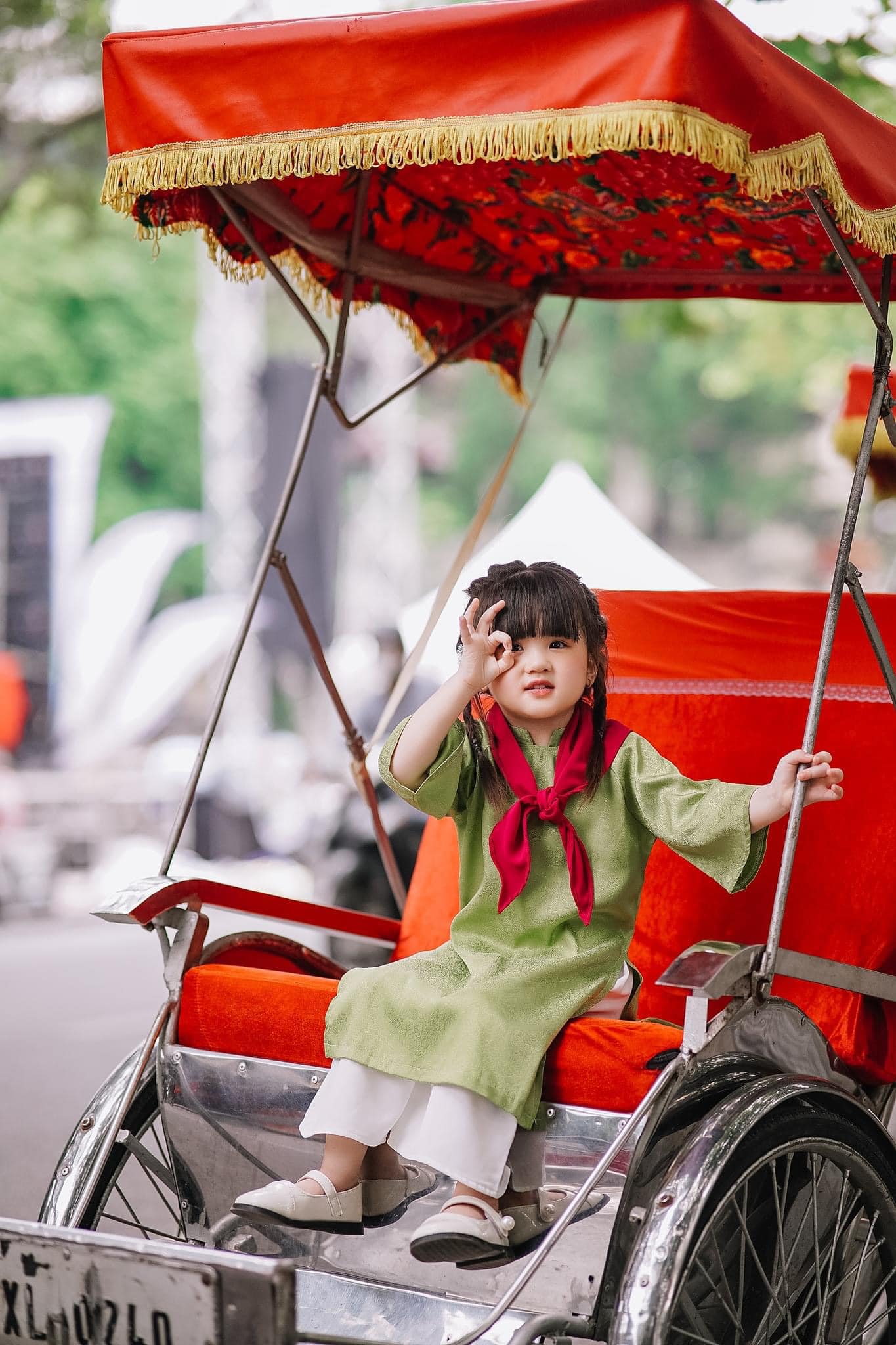 Em bé đeo khăn quàng đỏ chụp ảnh ở Lăng Bác gây thương nhớ vì quá xinh, hóa ra là diễn viên nhí quen thuộc- Ảnh 6. Em bé đeo khăn quàng đỏ chụp ảnh ở Lăng Bác gây thương nhớ vì quá xinh, hóa ra là diễn viên nhí quen thuộc- Ảnh 6.