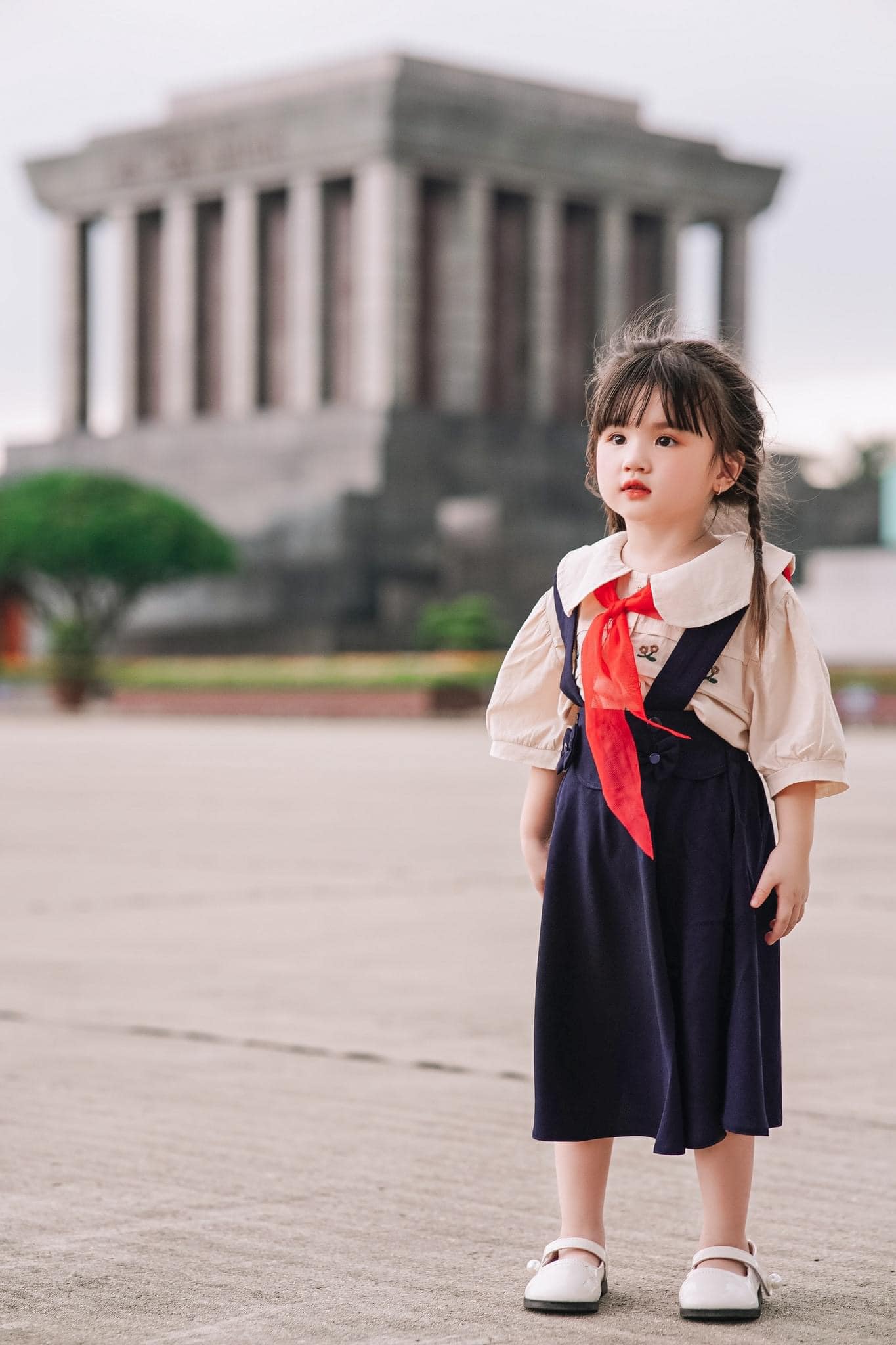 Em bé đeo khăn quàng đỏ chụp ảnh ở Lăng Bác gây thương nhớ vì quá xinh, hóa ra là diễn viên nhí quen thuộc- Ảnh 4. Em bé đeo khăn quàng đỏ chụp ảnh ở Lăng Bác gây thương nhớ vì quá xinh, hóa ra là diễn viên nhí quen thuộc- Ảnh 4.