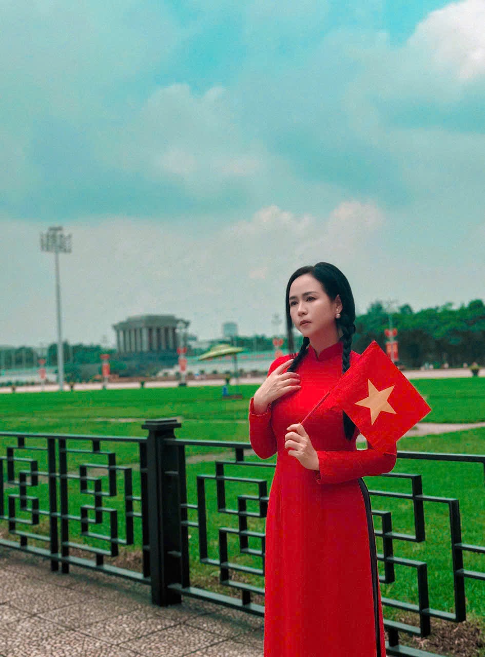 Ấn tượng với hình ảnh Bùi Thanh Hương diện áo dài ngày 2/9- Ảnh 4.