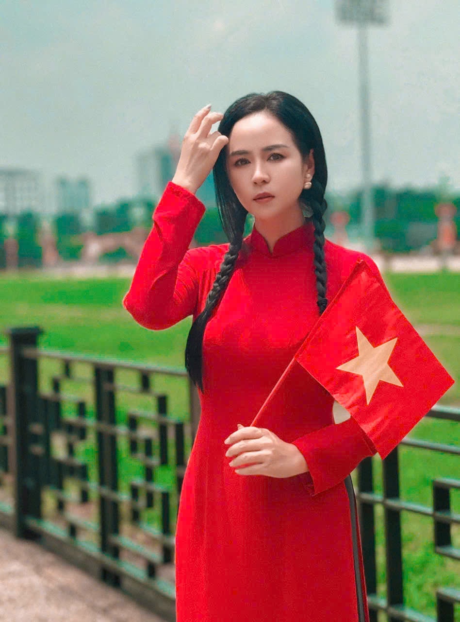 Ấn tượng với hình ảnh Bùi Thanh Hương diện áo dài ngày 2/9- Ảnh 2.