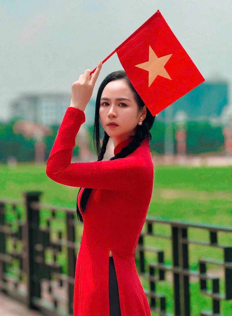Ấn tượng với hình ảnh Bùi Thanh Hương diện áo dài ngày 2/9- Ảnh 1.