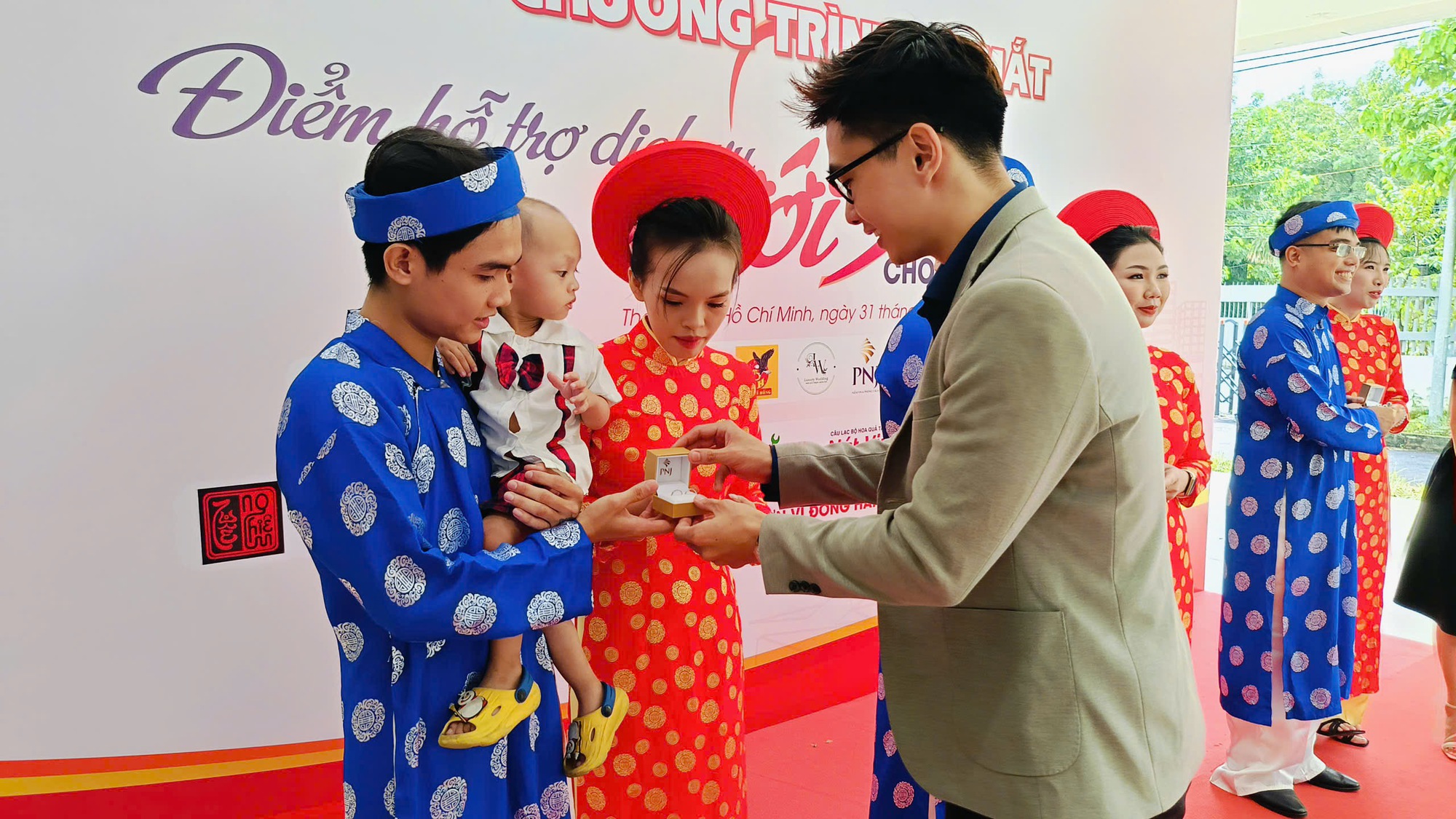 PNJ trao nhẫn cưới cho các cặp đôi khó khăn trên toàn quốc- Ảnh 1.