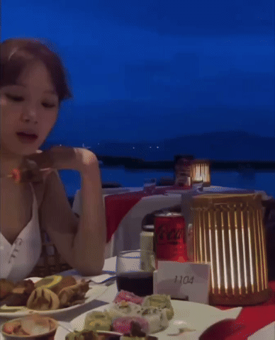 “Trưởng nhóm nhạc nữ” bị ghét nhất Kpop chắp tay, phồng má khi tắm biển Việt Nam- Ảnh 8.