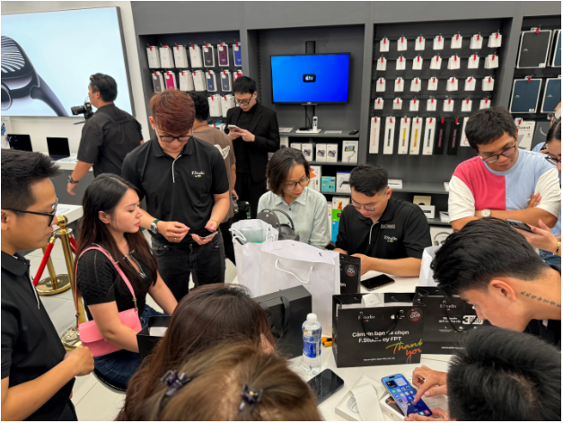 FPT Shop và F.Studio by FPT chính thức "lên kệ" iPhone 16 Series trên toàn quốc- Ảnh 1. FPT Shop và F.Studio by FPT chính thức "lên kệ" iPhone 16 Series trên toàn quốc- Ảnh 1.