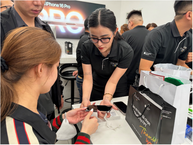 FPT Shop và F.Studio by FPT chính thức "lên kệ" iPhone 16 Series trên toàn quốc- Ảnh 3. FPT Shop và F.Studio by FPT chính thức "lên kệ" iPhone 16 Series trên toàn quốc- Ảnh 3.