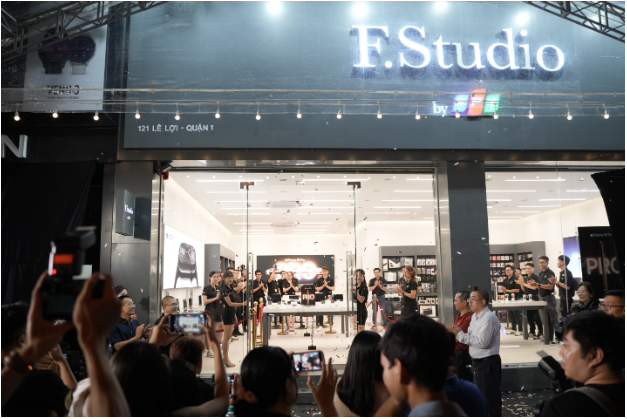 FPT Shop và F.Studio by FPT chính thức "lên kệ" iPhone 16 Series trên toàn quốc- Ảnh 4. FPT Shop và F.Studio by FPT chính thức "lên kệ" iPhone 16 Series trên toàn quốc- Ảnh 4.