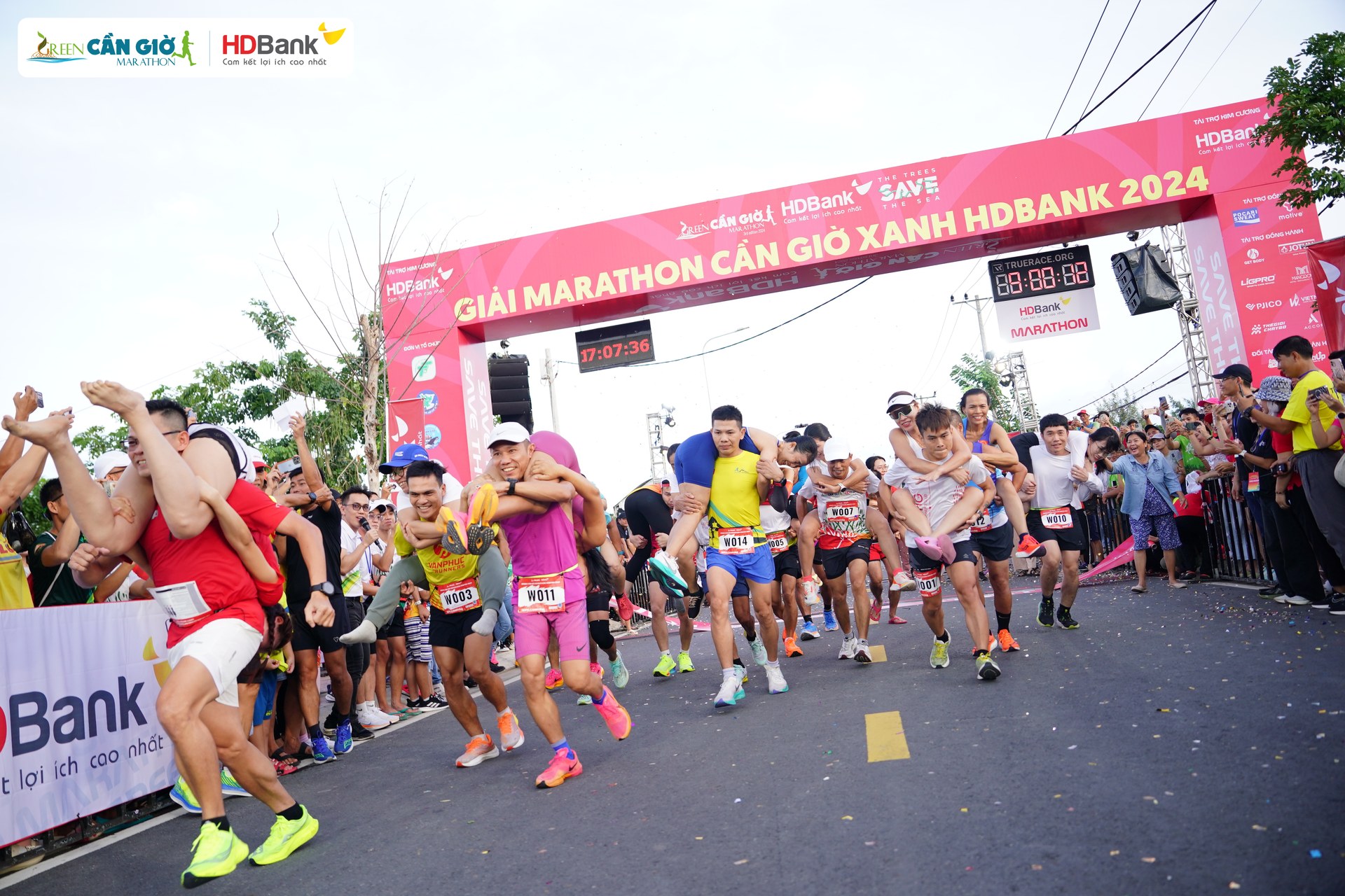 Chồng cõng vợ trên "đường đua xanh" Green Cần Giờ Marathon HDBank 2024 - hoạt động kết nối gia đình đáng nhớ- Ảnh 8.