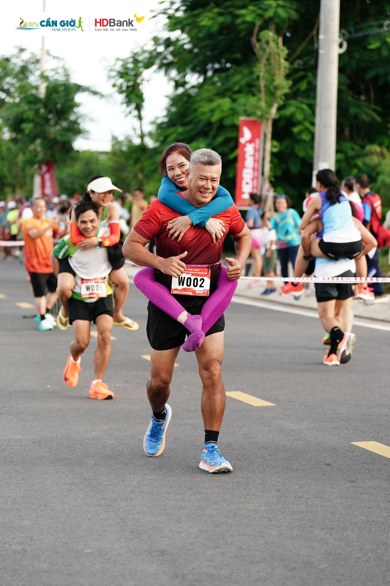 Chồng cõng vợ trên "đường đua xanh" Green Cần Giờ Marathon HDBank 2024 - hoạt động kết nối gia đình đáng nhớ- Ảnh 14.