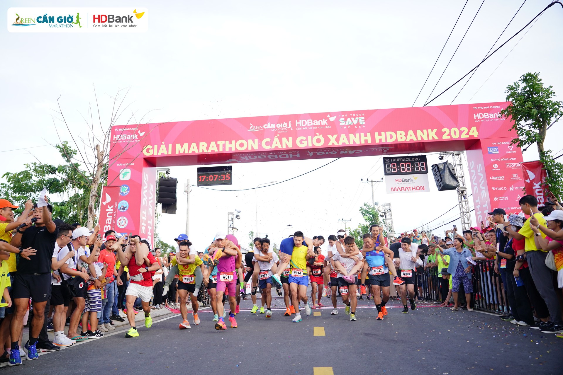 Chồng cõng vợ trên "đường đua xanh" Green Cần Giờ Marathon HDBank 2024 - hoạt động kết nối gia đình đáng nhớ- Ảnh 6.