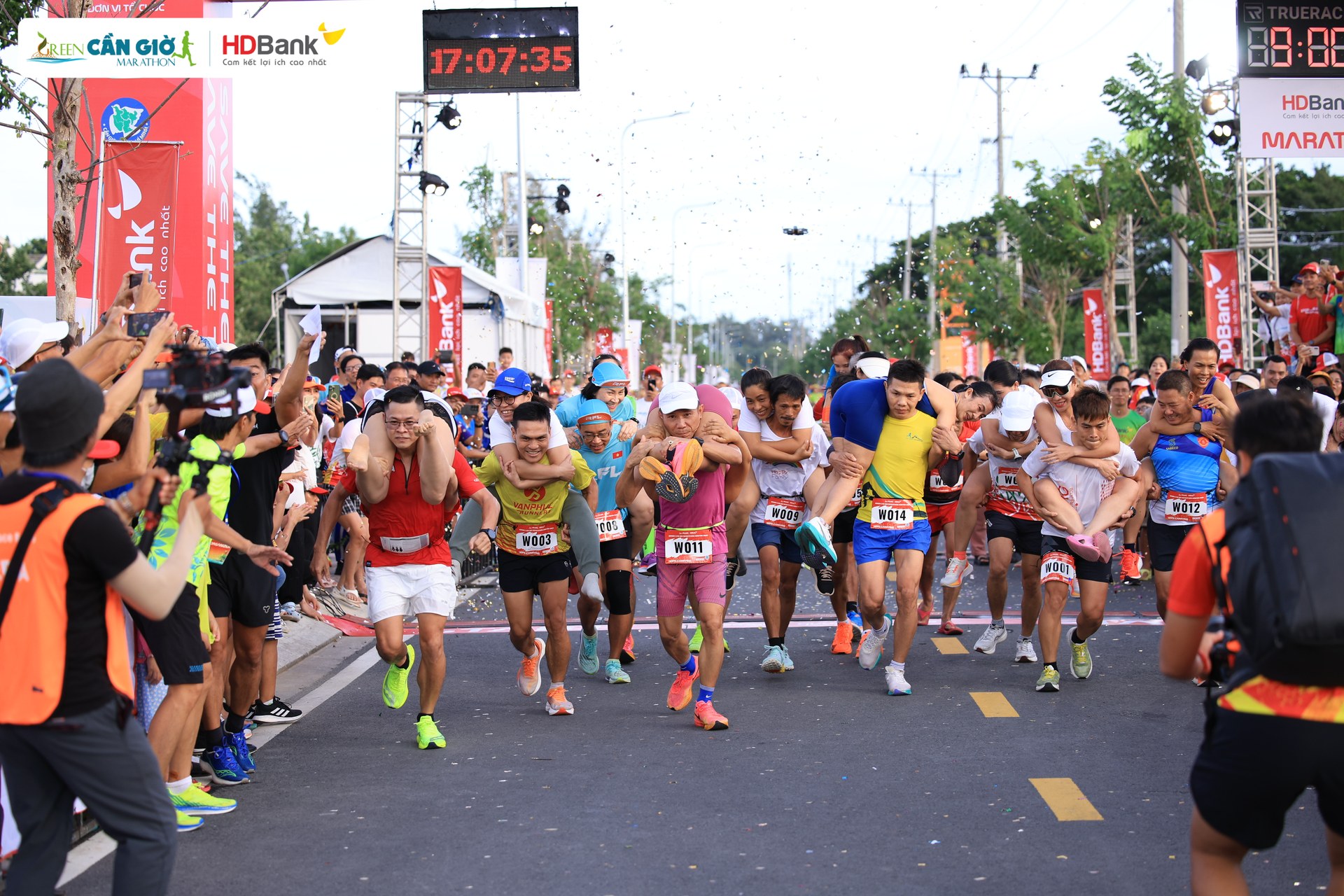 Chồng cõng vợ trên "đường đua xanh" Green Cần Giờ Marathon HDBank 2024 - hoạt động kết nối gia đình đáng nhớ- Ảnh 7.