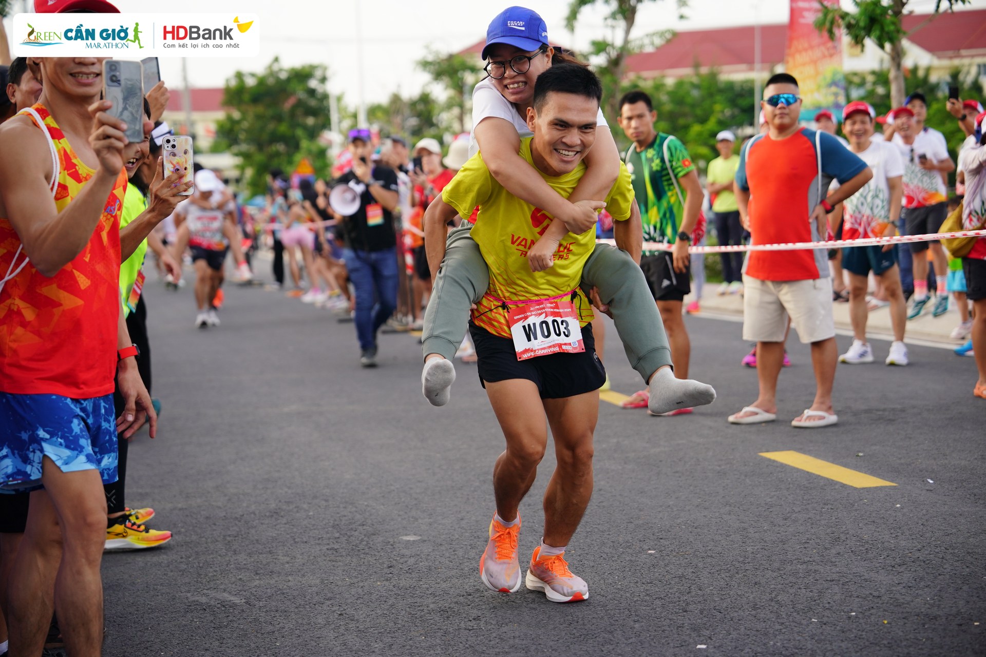 Chồng cõng vợ trên "đường đua xanh" Green Cần Giờ Marathon HDBank 2024 - hoạt động kết nối gia đình đáng nhớ- Ảnh 11.