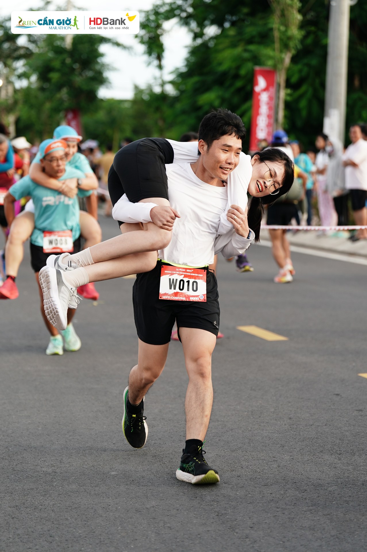 Chồng cõng vợ trên "đường đua xanh" Green Cần Giờ Marathon HDBank 2024 - hoạt động kết nối gia đình đáng nhớ- Ảnh 13.