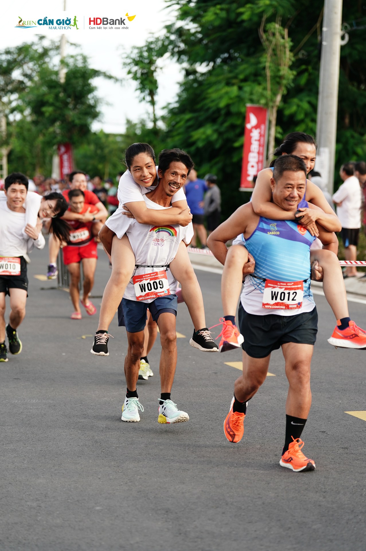 Chồng cõng vợ trên "đường đua xanh" Green Cần Giờ Marathon HDBank 2024 - hoạt động kết nối gia đình đáng nhớ- Ảnh 12.