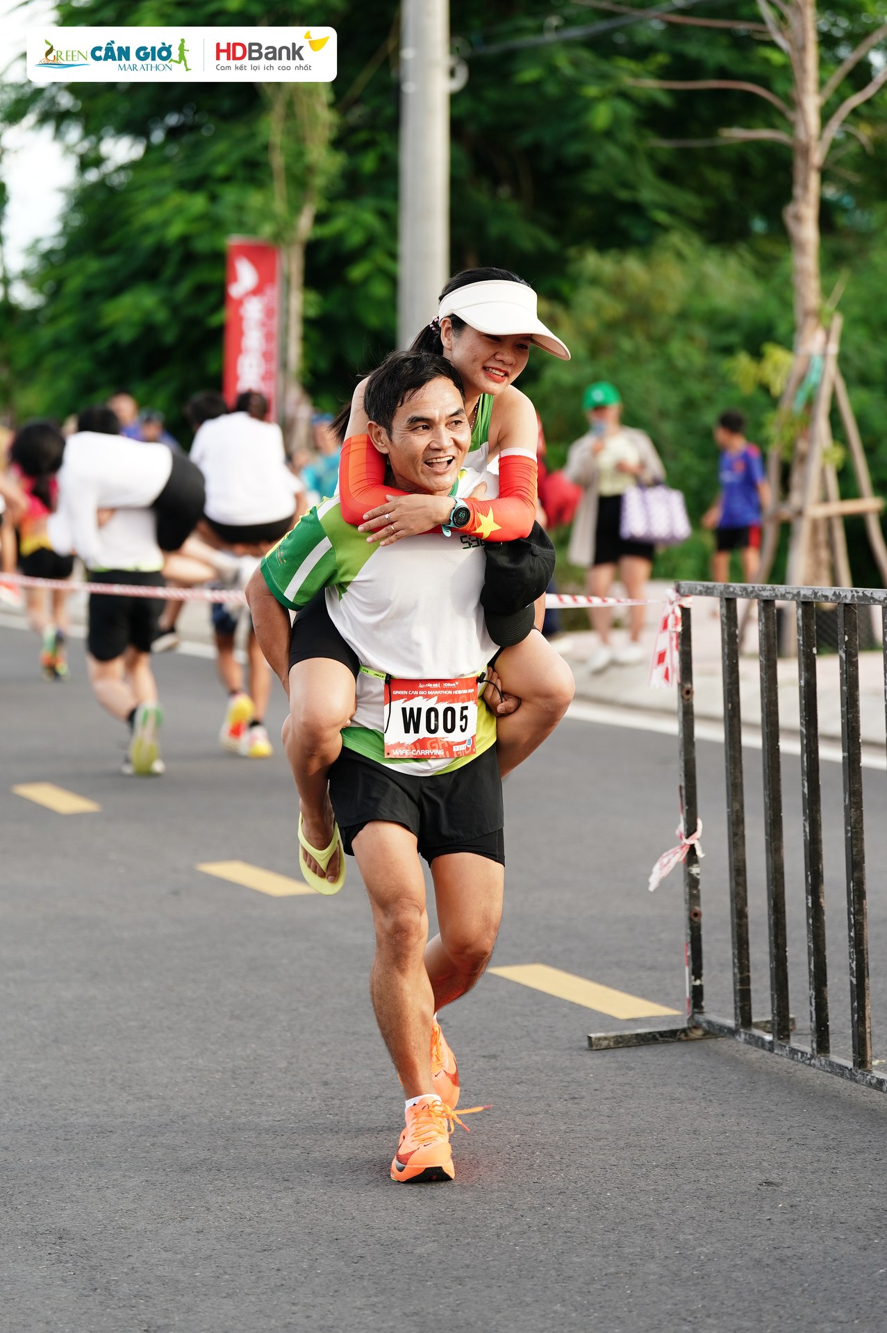 Chồng cõng vợ trên "đường đua xanh" Green Cần Giờ Marathon HDBank 2024 - hoạt động kết nối gia đình đáng nhớ- Ảnh 9.