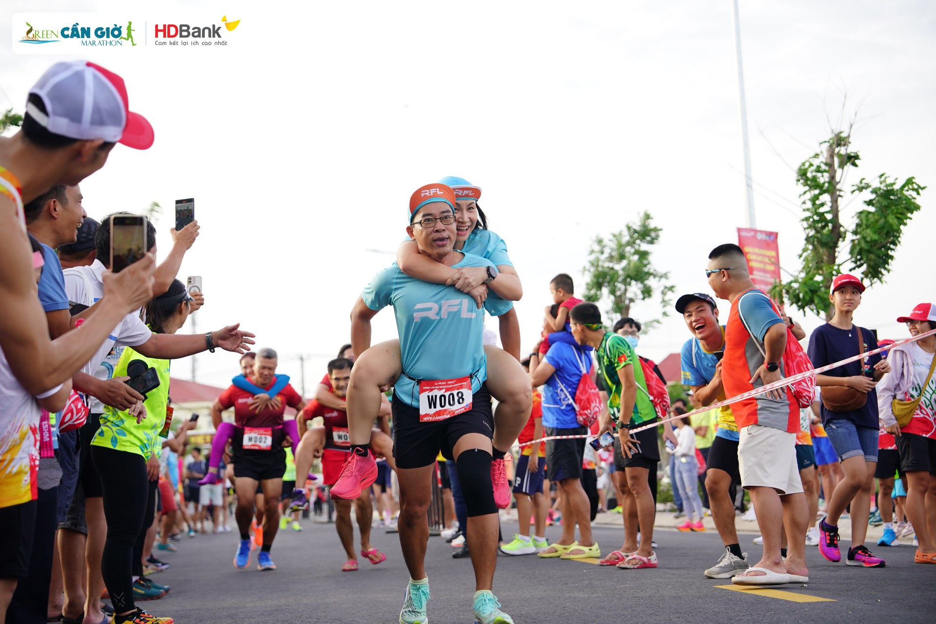 Chồng cõng vợ trên "đường đua xanh" Green Cần Giờ Marathon HDBank 2024 - hoạt động kết nối gia đình đáng nhớ- Ảnh 10.