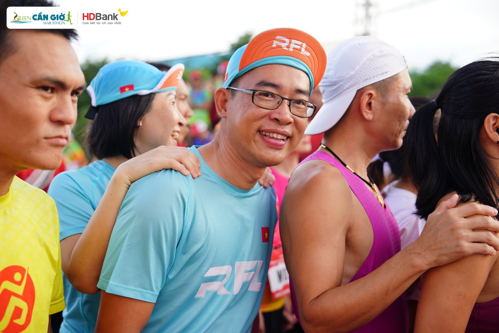 Chồng cõng vợ trên "đường đua xanh" Green Cần Giờ Marathon HDBank 2024 - hoạt động kết nối gia đình đáng nhớ- Ảnh 15.
