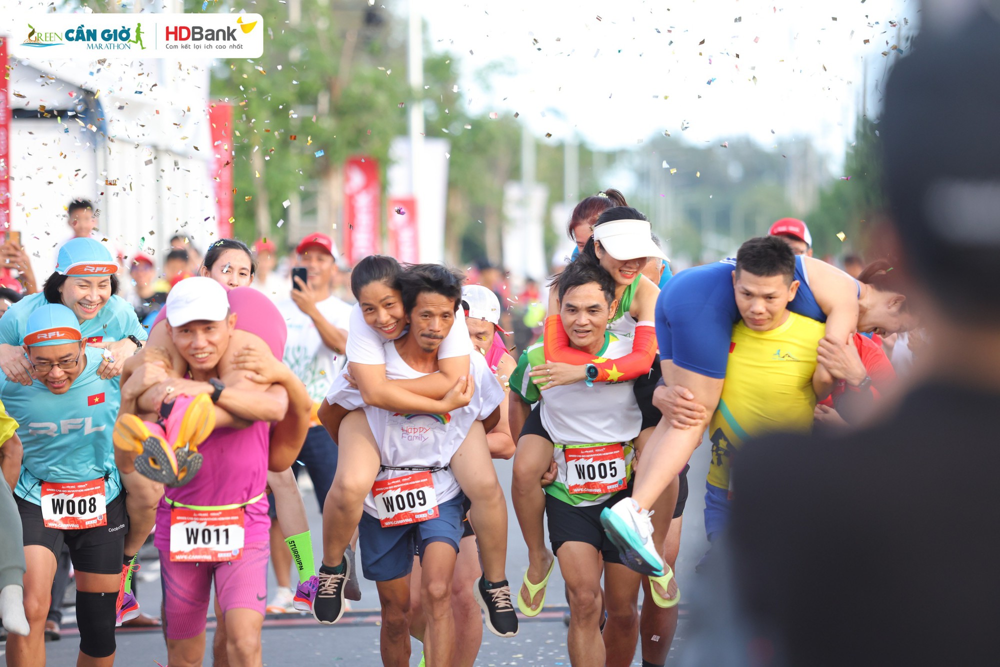 Chồng cõng vợ trên "đường đua xanh" Green Cần Giờ Marathon HDBank 2024 - hoạt động kết nối gia đình đáng nhớ- Ảnh 4.