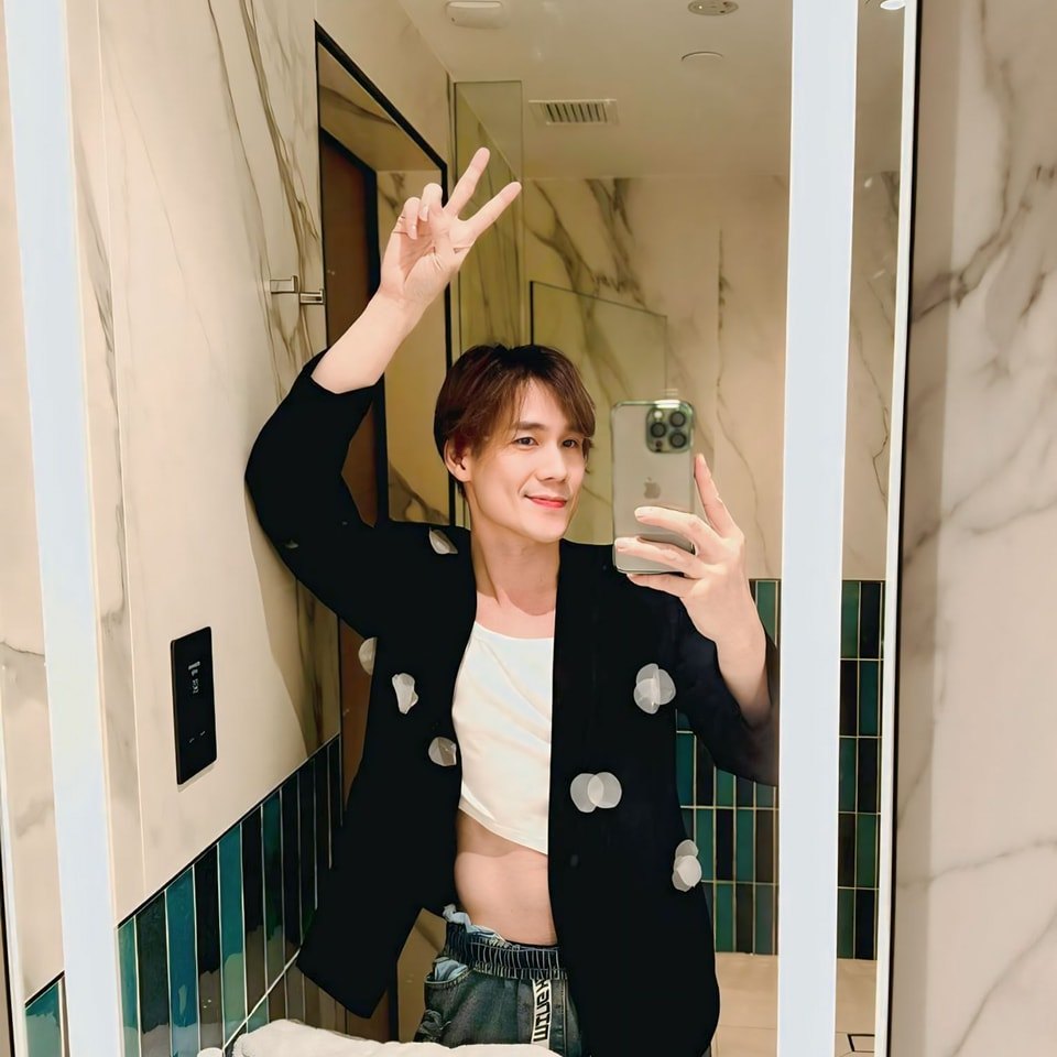 Khánh Phương mặc áo ngắn cũn cỡn khoe eo, visual lạ lẫm ở tuổi 43 gây bàn tán- Ảnh 1.