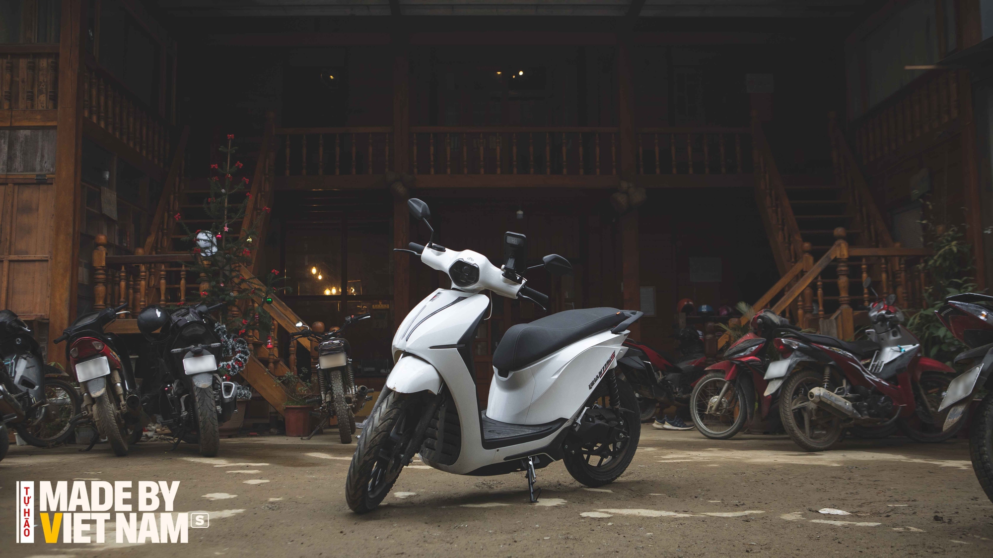 Mang chiếc xe máy điện "made by Vietnam" lần đầu tiên tới Sống Lưng Khủng Long: Muôn trùng khó!- Ảnh 2. Mang chiếc xe máy điện "made by Vietnam" lần đầu tiên tới Sống Lưng Khủng Long: Muôn trùng khó!- Ảnh 2.