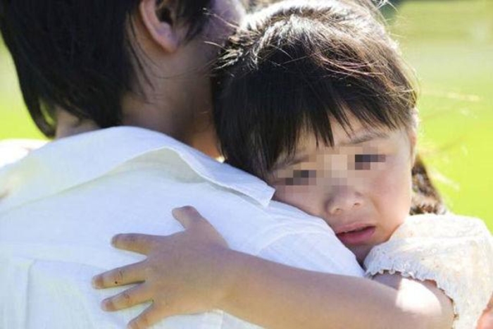Bé gái 6 tuổi liên tục kêu đau ''vùng kín'', mẹ đưa con đi khám nhưng bác sĩ lắc đầu: "Đã quá muộn rồi"- Ảnh 1.