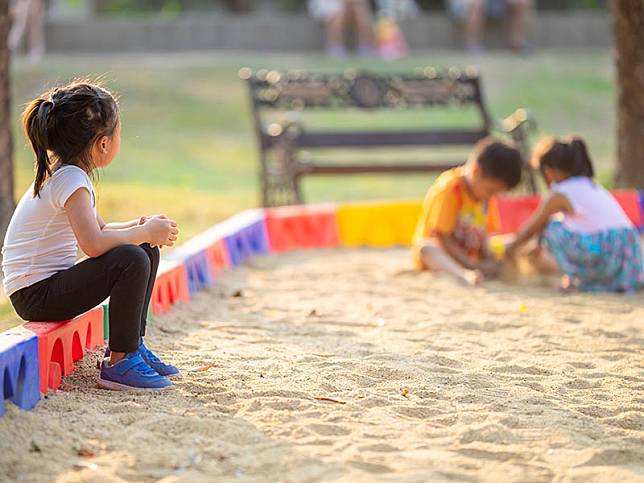 Bé gái 6 tuổi liên tục kêu đau ''vùng kín'', mẹ đưa con đi khám nhưng bác sĩ lắc đầu: "Đã quá muộn rồi"- Ảnh 2.