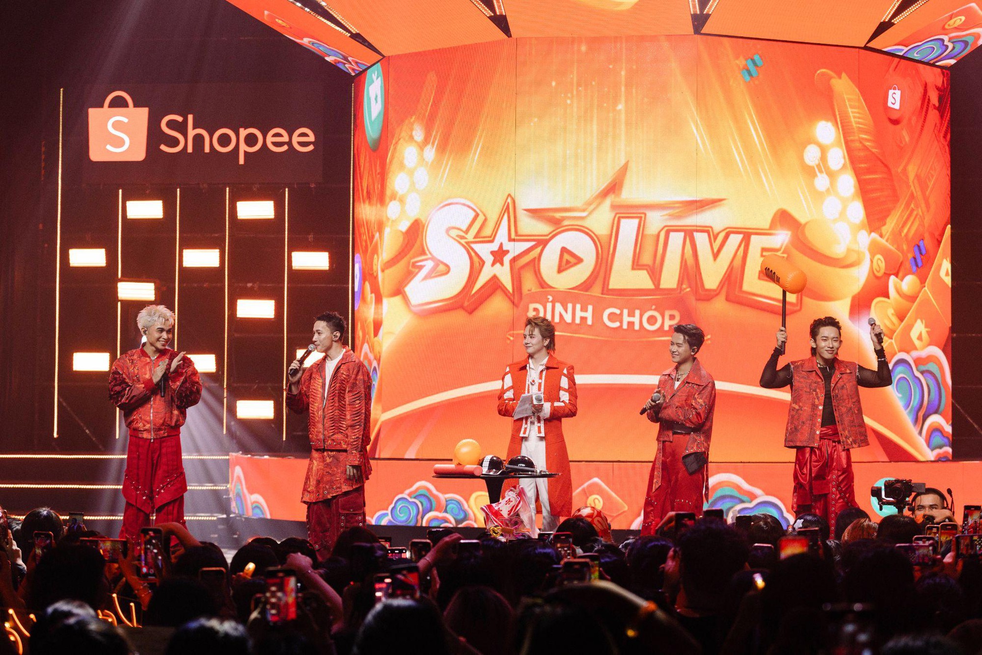 Sân khấu “Sao Live Đỉnh Chóp” rộn ràng như fan meeting của B.O.F : “Ê hề” tiểu phẩm, minigame, quà tặng từ Shopee- Ảnh 1. Sân khấu “Sao Live Đỉnh Chóp” rộn ràng như fan meeting của B.O.F : “Ê hề” tiểu phẩm, minigame, quà tặng từ Shopee- Ảnh 1.