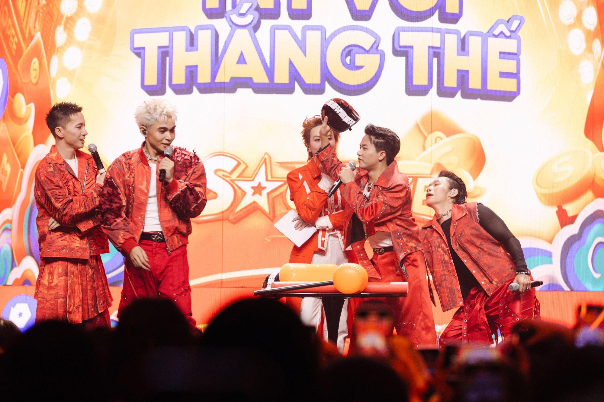 Sân khấu “Sao Live Đỉnh Chóp” rộn ràng như fan meeting của B.O.F : “Ê hề” tiểu phẩm, minigame, quà tặng từ Shopee- Ảnh 4. Sân khấu “Sao Live Đỉnh Chóp” rộn ràng như fan meeting của B.O.F : “Ê hề” tiểu phẩm, minigame, quà tặng từ Shopee- Ảnh 4.