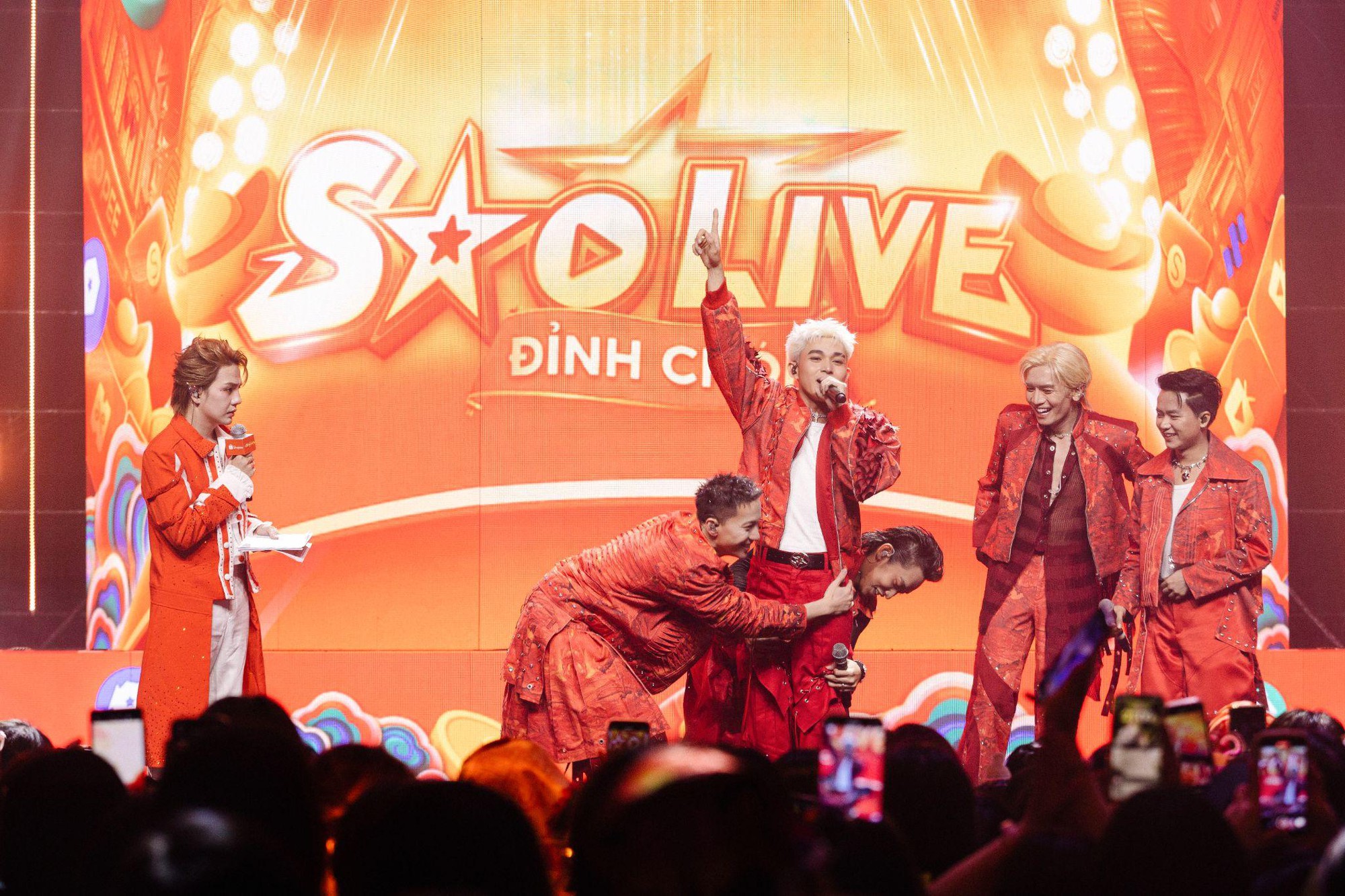 Sân khấu “Sao Live Đỉnh Chóp” rộn ràng như fan meeting của B.O.F : “Ê hề” tiểu phẩm, minigame, quà tặng từ Shopee- Ảnh 5. Sân khấu “Sao Live Đỉnh Chóp” rộn ràng như fan meeting của B.O.F : “Ê hề” tiểu phẩm, minigame, quà tặng từ Shopee- Ảnh 5.