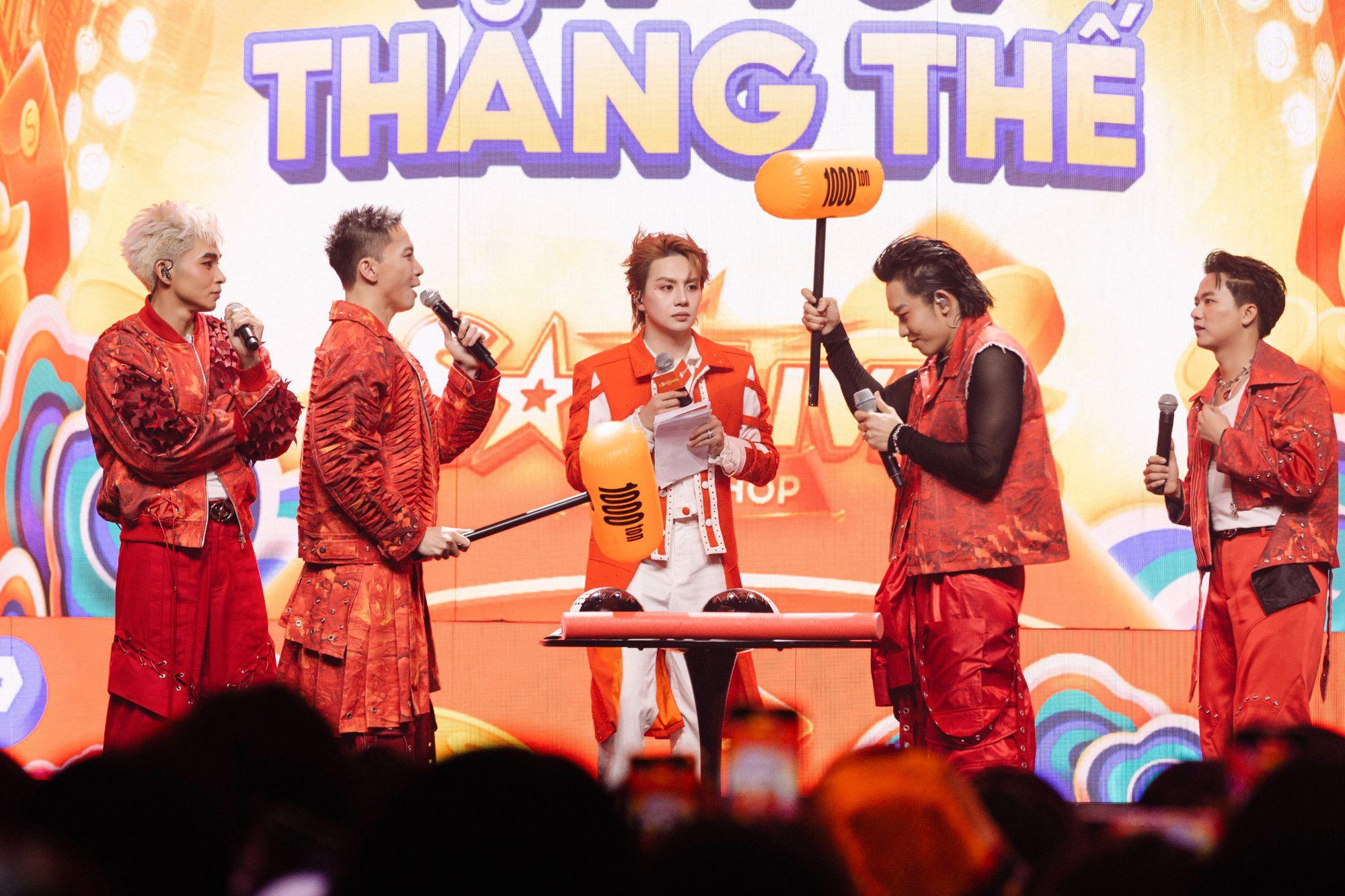 Sân khấu “Sao Live Đỉnh Chóp” rộn ràng như fan meeting của B.O.F : “Ê hề” tiểu phẩm, minigame, quà tặng từ Shopee- Ảnh 6. Sân khấu “Sao Live Đỉnh Chóp” rộn ràng như fan meeting của B.O.F : “Ê hề” tiểu phẩm, minigame, quà tặng từ Shopee- Ảnh 6.