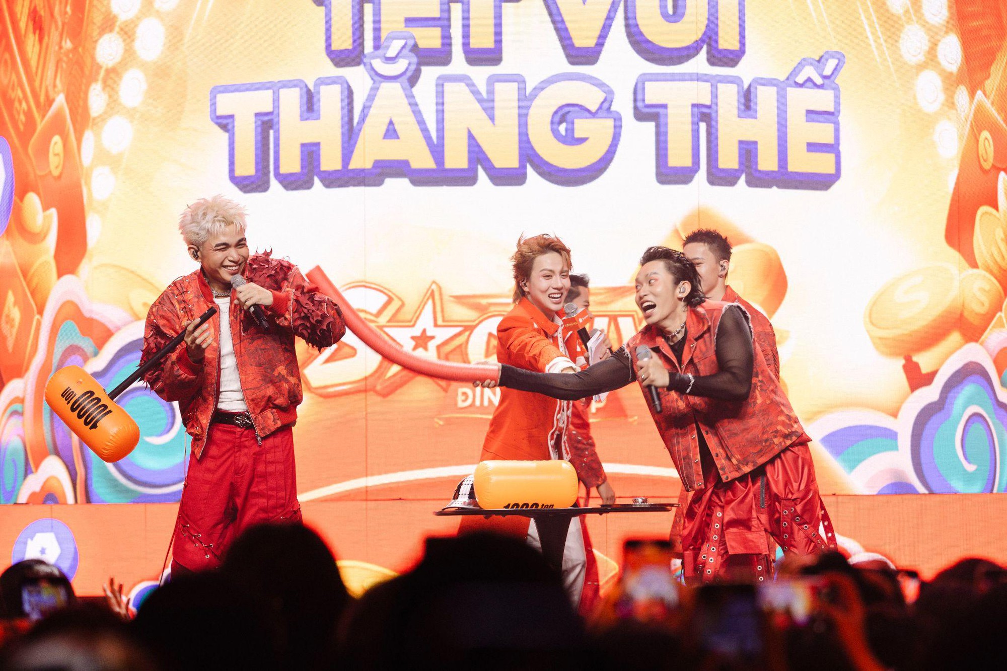 Sân khấu “Sao Live Đỉnh Chóp” rộn ràng như fan meeting của B.O.F : “Ê hề” tiểu phẩm, minigame, quà tặng từ Shopee- Ảnh 7. Sân khấu “Sao Live Đỉnh Chóp” rộn ràng như fan meeting của B.O.F : “Ê hề” tiểu phẩm, minigame, quà tặng từ Shopee- Ảnh 7.