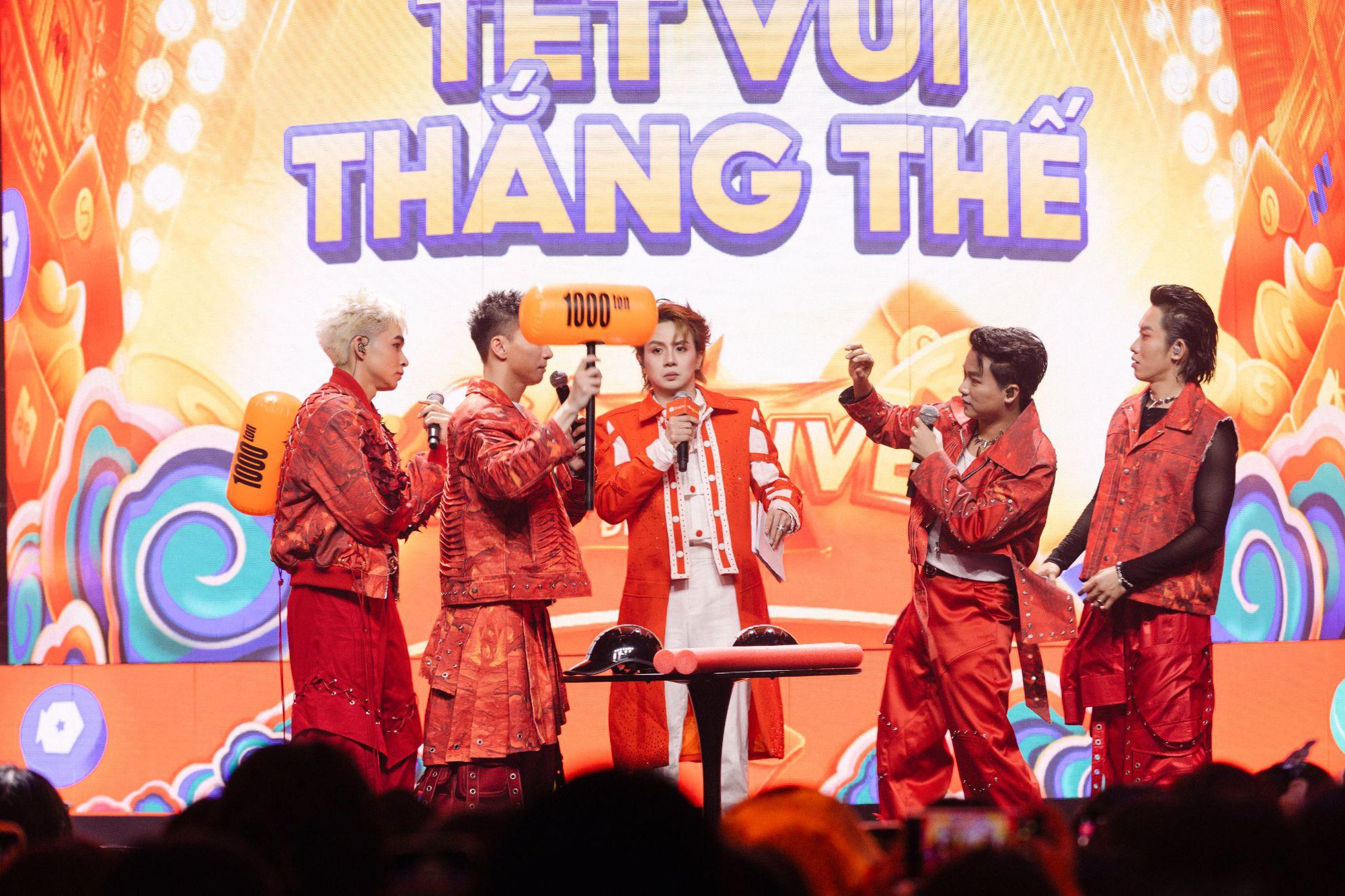 Sân khấu “Sao Live Đỉnh Chóp” rộn ràng như fan meeting của B.O.F : “Ê hề” tiểu phẩm, minigame, quà tặng từ Shopee- Ảnh 8. Sân khấu “Sao Live Đỉnh Chóp” rộn ràng như fan meeting của B.O.F : “Ê hề” tiểu phẩm, minigame, quà tặng từ Shopee- Ảnh 8.