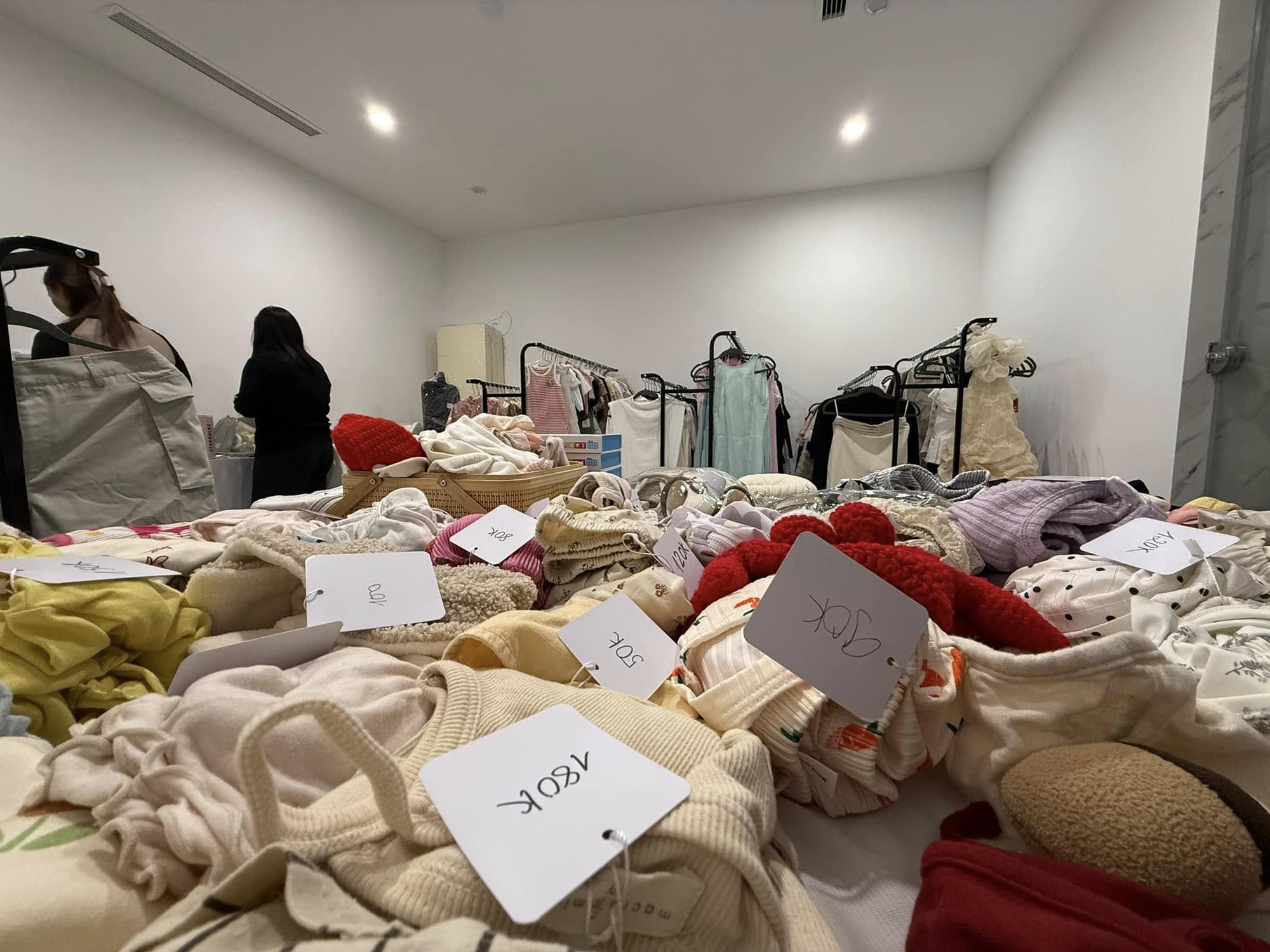 Pam ''ngoan xinh yêu'' mở garage sale, mỗi người có 10 phút để mua và thanh toán mà vẫn đông đến chấn động- Ảnh 2.