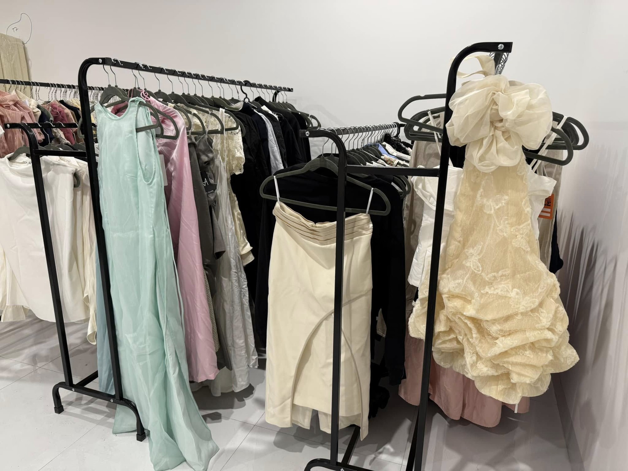 Pam ''ngoan xinh yêu'' mở garage sale, mỗi người có 10 phút để mua và thanh toán mà vẫn đông đến chấn động- Ảnh 4.