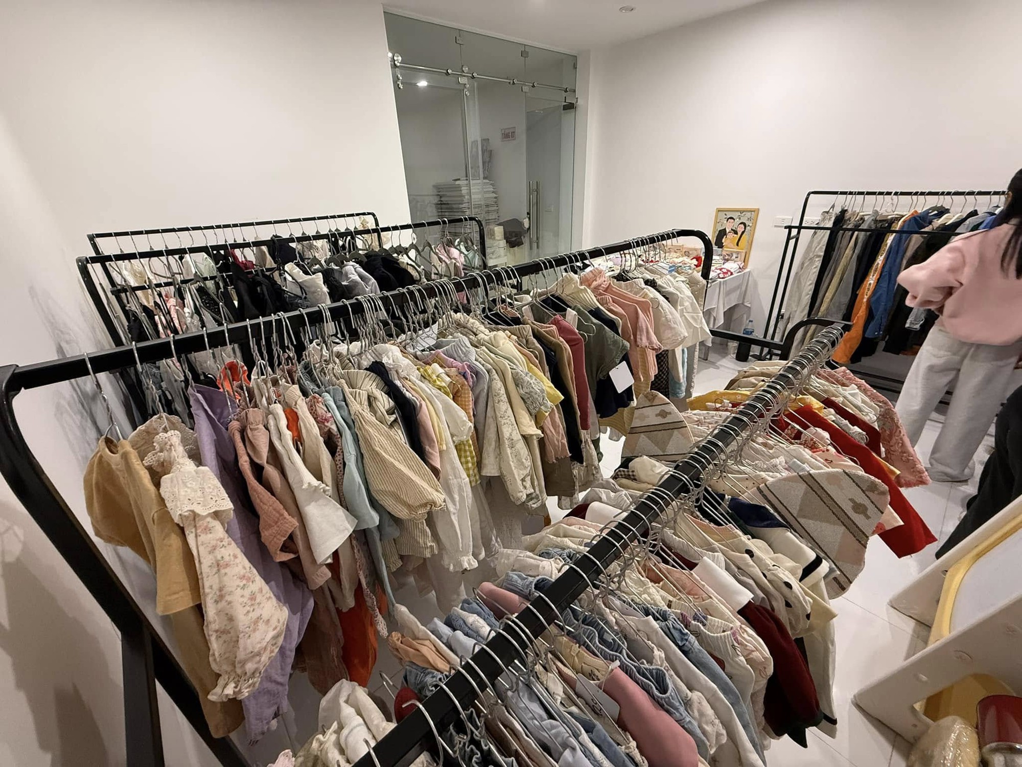 Pam ''ngoan xinh yêu'' mở garage sale, mỗi người có 10 phút để mua và thanh toán mà vẫn đông đến chấn động- Ảnh 3.