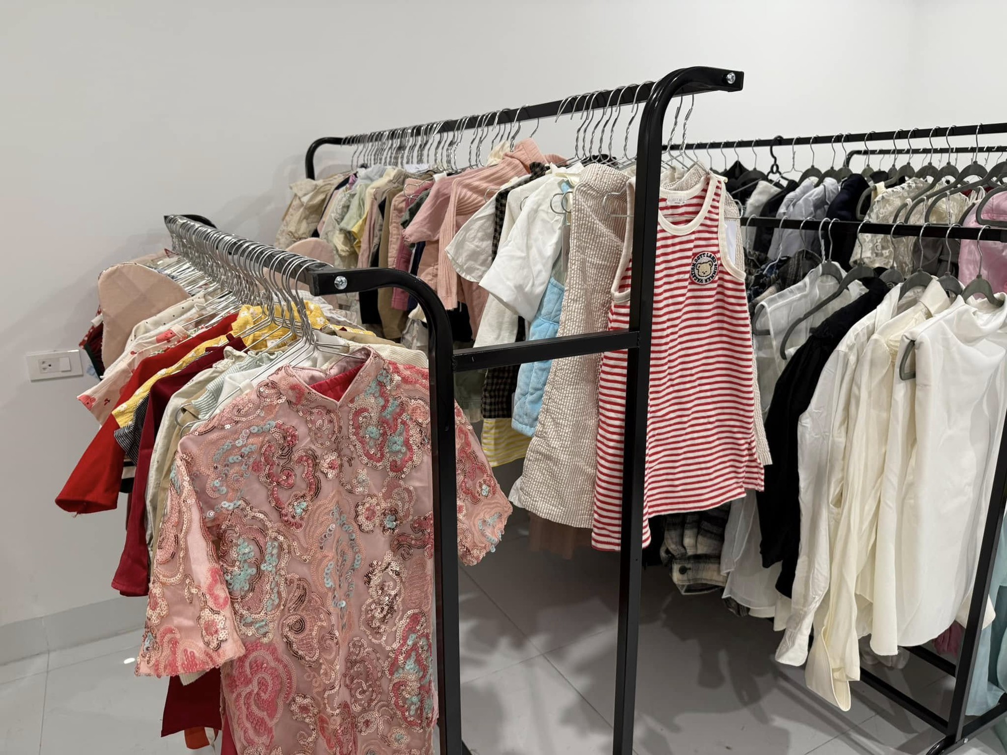 Pam ''ngoan xinh yêu'' mở garage sale, mỗi người có 10 phút để mua và thanh toán mà vẫn đông đến chấn động- Ảnh 5.