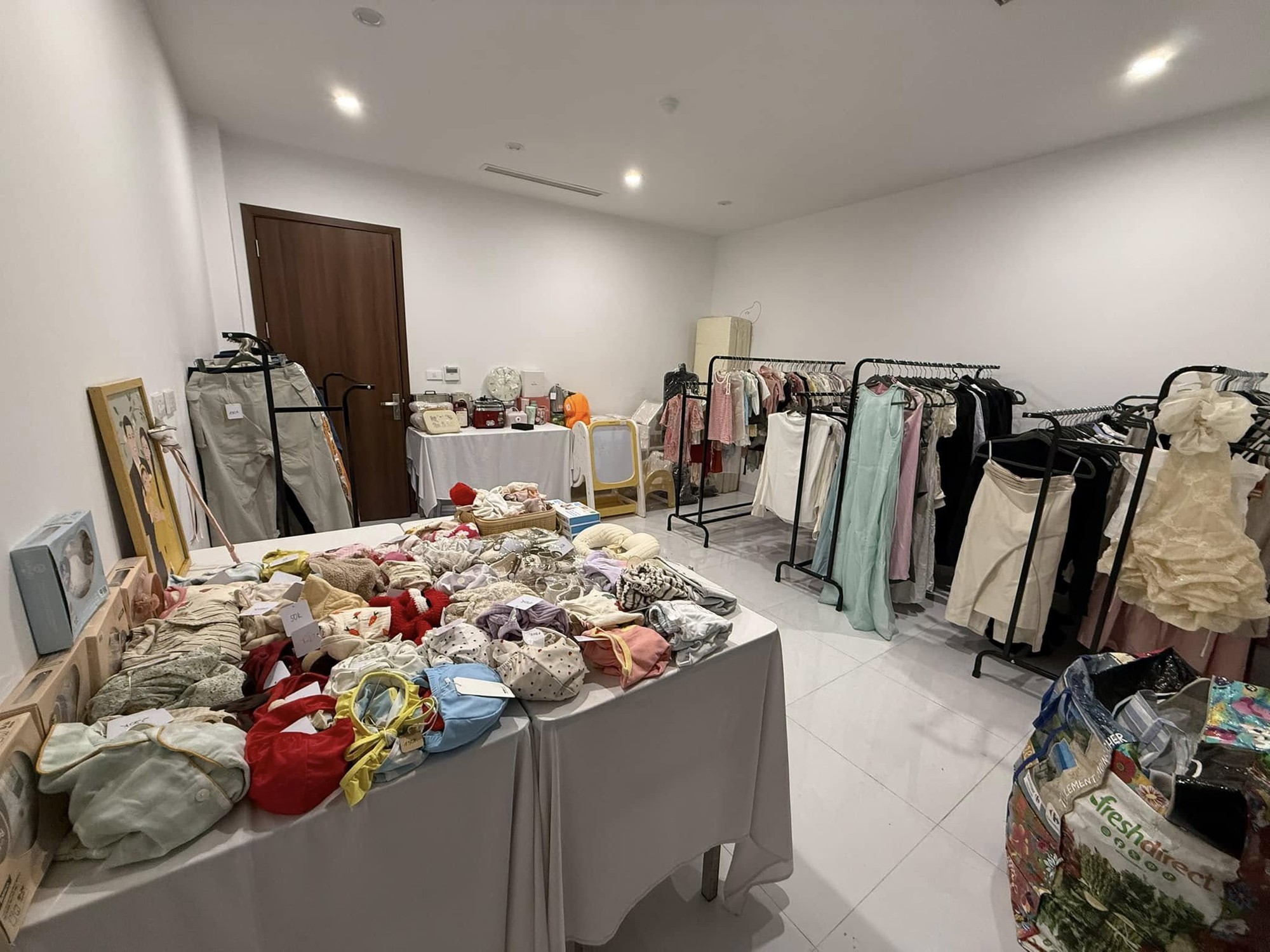 Pam ''ngoan xinh yêu'' mở garage sale, mỗi người có 10 phút để mua và thanh toán mà vẫn đông đến chấn động- Ảnh 6.