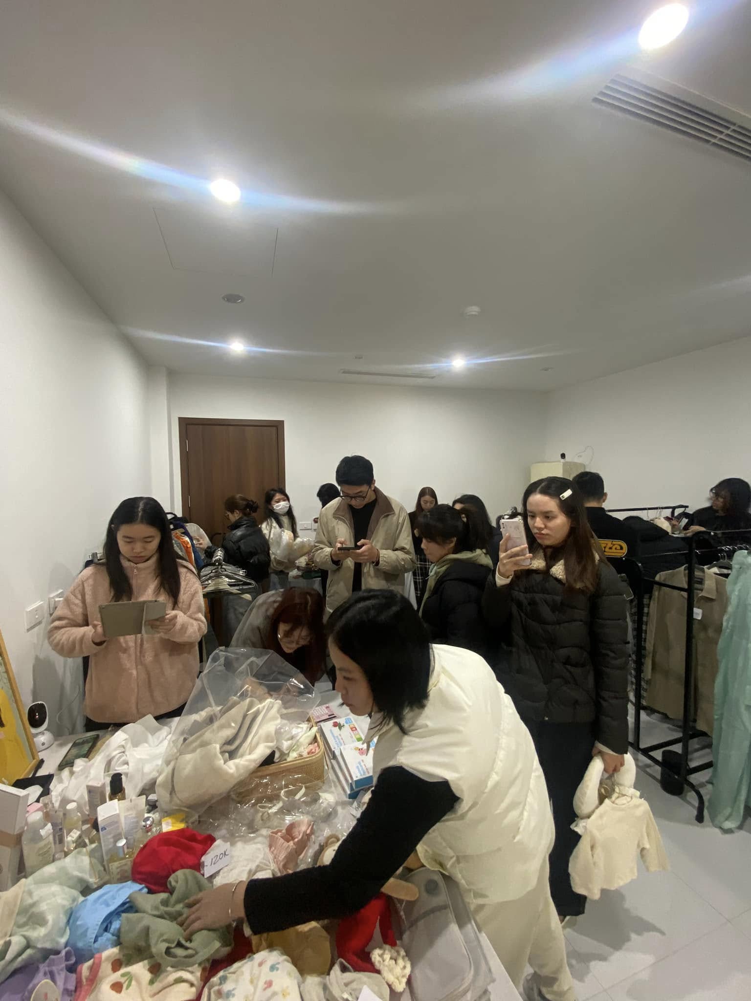 Pam ''ngoan xinh yêu'' mở garage sale, mỗi người có 10 phút để mua và thanh toán mà vẫn đông đến chấn động- Ảnh 7.