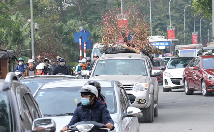  mức phạt tiền từ 8 triệu đồng đến 10 triệu đồng đối với hành vi điều khiển xe chở hàng vượt khổ giới hạn của xe