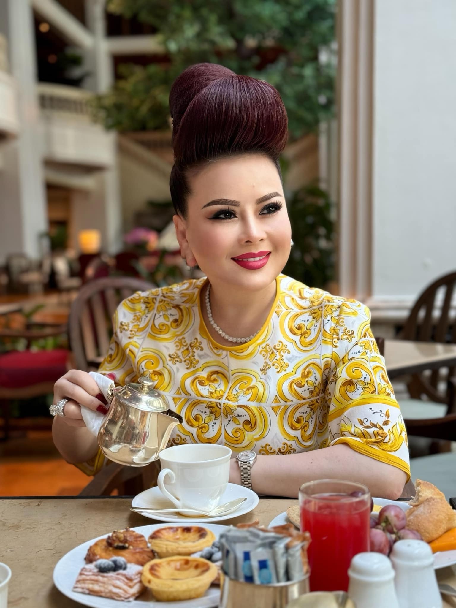 Vì sao "Bà trùm kim cương" tại Việt Nam chọn kiểu tóc bới cao hơn 2 thập kỷ?- Ảnh 14.