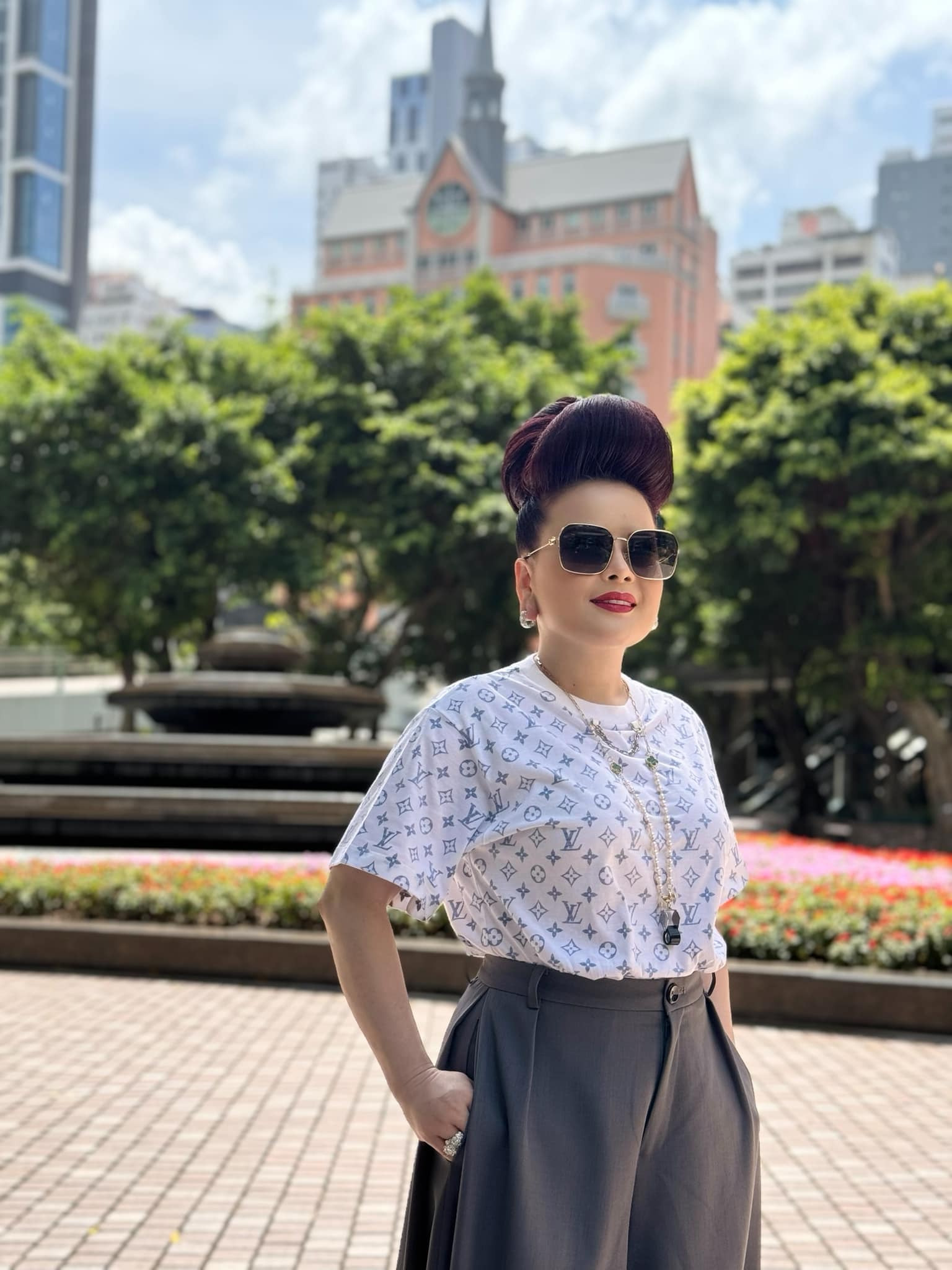 Vì sao "Bà trùm kim cương" tại Việt Nam chọn kiểu tóc bới cao hơn 2 thập kỷ?- Ảnh 8.