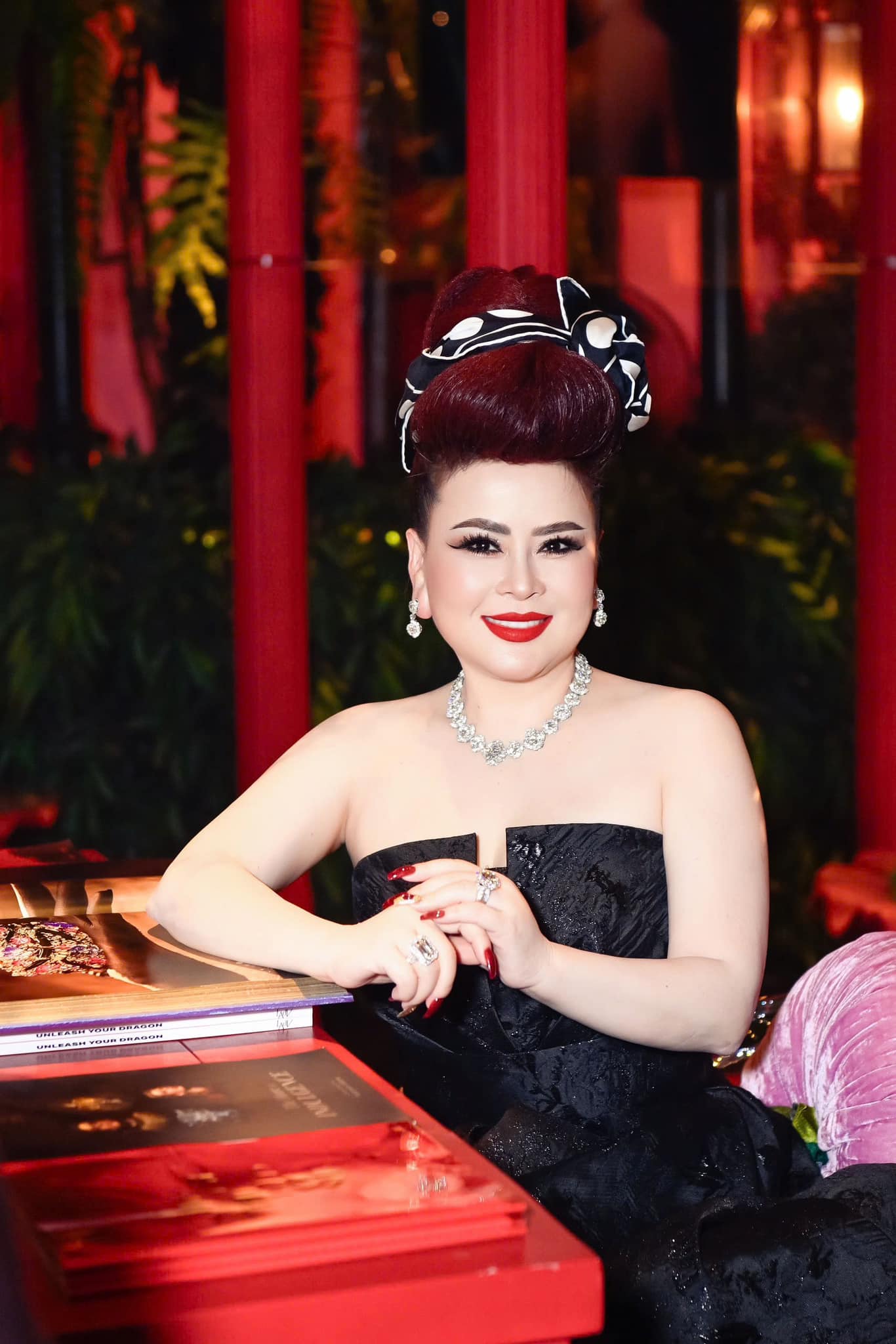 Vì sao "Bà trùm kim cương" tại Việt Nam chọn kiểu tóc bới cao hơn 2 thập kỷ?- Ảnh 10.