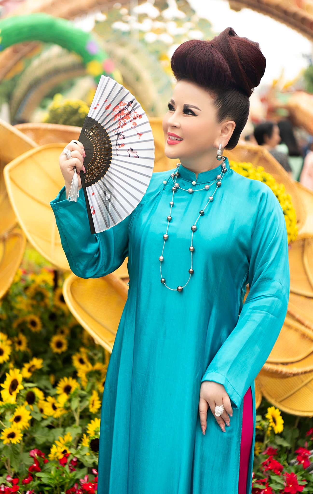 Vì sao "Bà trùm kim cương" tại Việt Nam chọn kiểu tóc bới cao hơn 2 thập kỷ?- Ảnh 5.